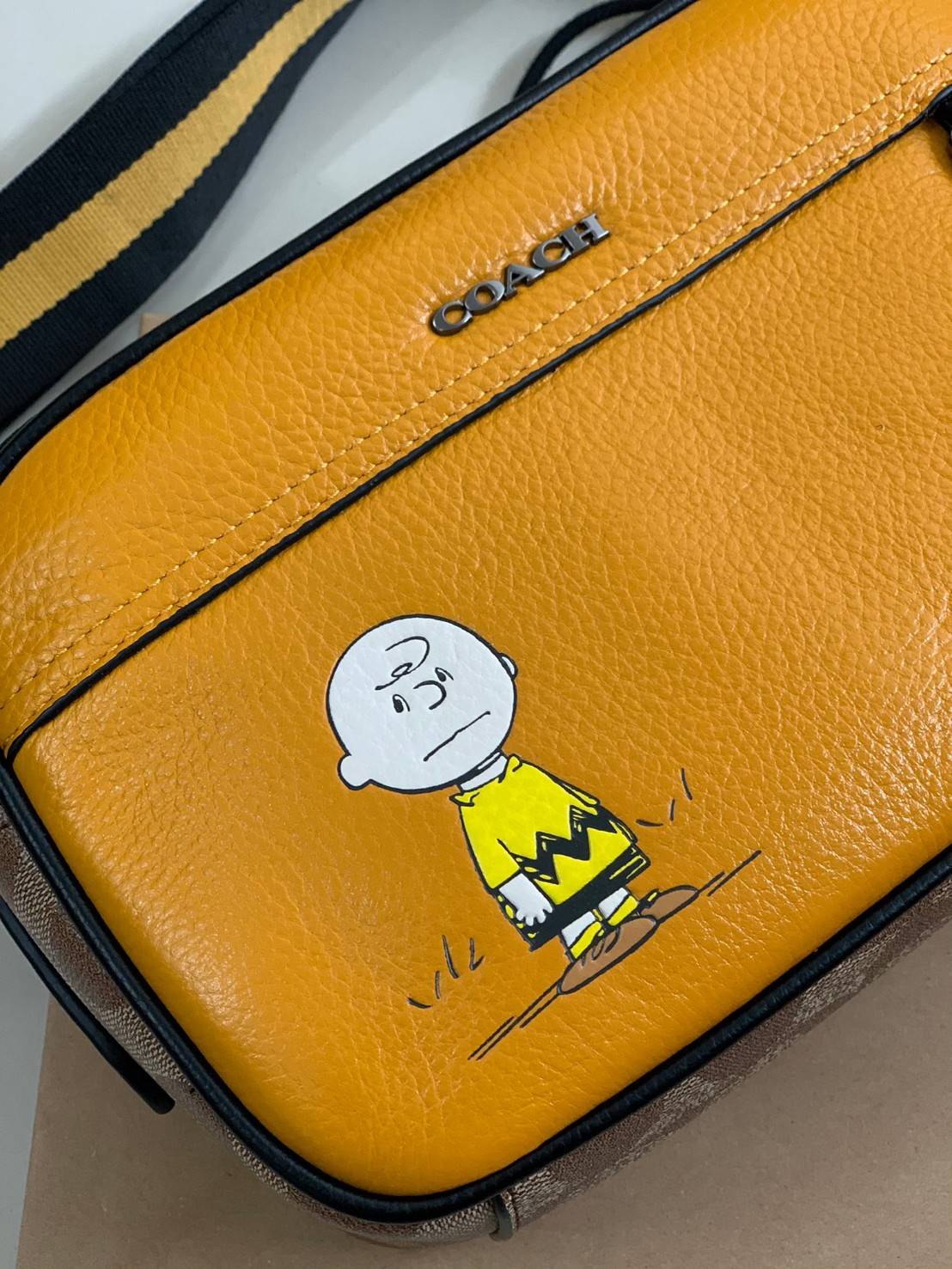 COACH X PEANUTS GRAHAM CROSSBODY WITH CHARLIE BROWN ((C4026)) พร้อมส่งที่ไทย สวยก่อนใครแน่นอน จำนวนจำกัด!! กระเป๋าสะพายแบบครอสบอดี้ร์ รุ่นนี้ใช้ได้ทั้งชาย//หญิงเลยนะคะ หนังแท้ลายหนังนิ่ม สวยงามมากๆ ด้านหน้ามีตัวการ์ตูนเป็นจุดเด่นของรุ่นเลยค่ะ ใช้งานแบบสอง
