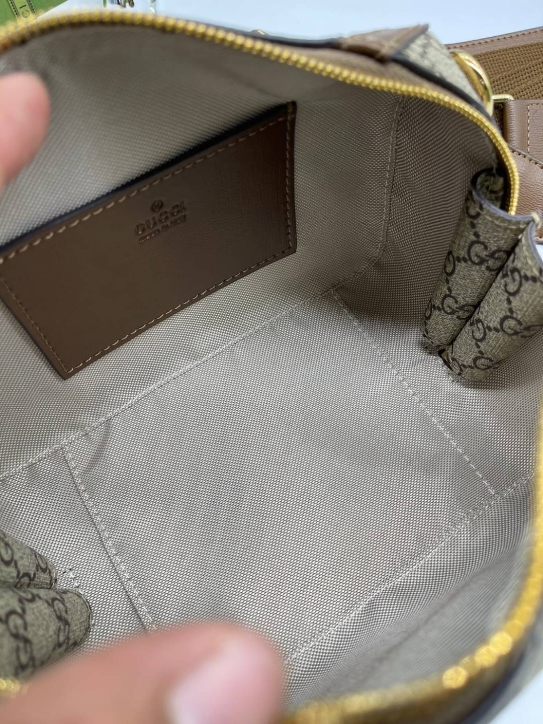 GUCCI Small duffle bag with Interlocking G เกรดออริจินอล กระเป๋าสะพาย กระเป๋าถือทรงหมอนสวยคลาสสิค วัสดุหนังแคนวาสอย่างดี ใบจริงสวยมาก! เปิด-ปิดกระเป๋าด้วยซิป หัวซิปตัว G อะไหล่สีทอง เลิศ!! ภายในโล่งกว้าง มาพร้อมสายสะพาย ปรับได้ ถอดออกได้ จะถือหรือสะพาย cr