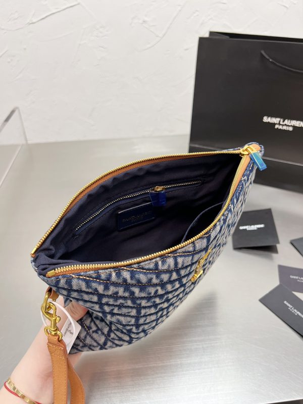 Saint Laurent Monogram quilted denim tablet pouch / YSL denim tablet pouch กระเป๋าทรงพอชดีไซน์ใหม่ ใช้งานง่าย สะดวก กะทัดรัด พกแท็บเล็ตติดตัวไปด้วยในกระเป๋าโมโนแกรมนี้ โดดเด่นด้วยเอฟเฟกต์แบบวินเทจและการเย็บตะเข็บแบบควิลท์ เป็นรุ่น unisex ใช้ไดทั้งหญิงชาย 