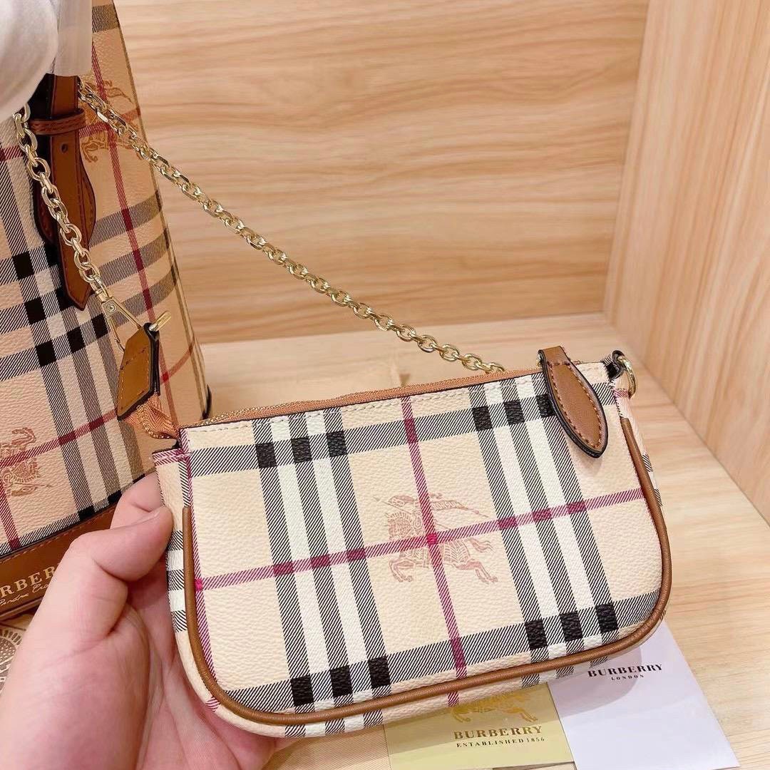 BURBERRY VINTAGE SET BAG VIP GIFT WITH PURCHASE (GWP) **ซื้อ1ได้ถึง2ใบ กระเป๋าถือทรงสวยหรู งานพรีเมี่ยมกิ๊ฟ Limited Edition จากBURBERRY วัสดุหนังPVC สวยหนังนิ่ม ตัดด้วยสายหนังสีน้ำตาลเข้ม **สวยตาแตกกกก มาพร้อมช่องใส่ของขนาดใหญ่ อยกเป็นช่องซิปและช่องใส่ของ