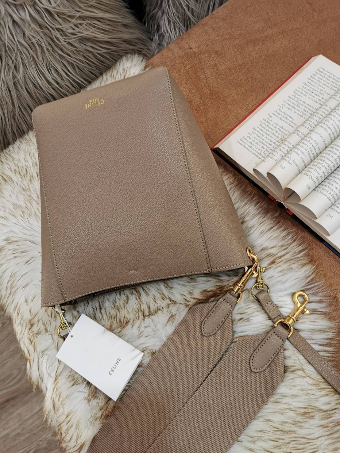 ซื้อ1ได้ถึง2! CELINE TRIOMPHE BUCKET BAG VIP GIFT WITH PURCHASE (GWP) พรีเมี่ยมกิ๊ฟ Limited Edition จาก CELINE PERFUME DUTY FREE COUNTER วัสดุหนังแท้ CALFSKIN ดีไซน์ทรง Bucket ขนาดกำลังดี มาพร้อมใบเล็กด้านในแยกใช้ได้ น้ำหนักเบา ภายในกว้างใส่ของใช้ได้เยอะพ