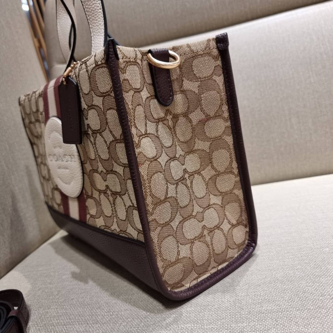 ใบใหญ่ COACH C8407 DEMPSEY CARRYALL IN SIGNATURE JACQUARD WITH STRIPE AND COACH PATCH ใบใหญ่ จุใจ คอลเลคชั่นใหม่ สีที่สาวๆรอคอย สวยคม ละมุนและมีความหรูในตัว กับกระเป๋าทรงโท้ท ไซส์ใหญ่ที่สามารถจุของได้แบบไม่ต้องกังวล ฟังก์ชั่นการใช้งานสะดวกที่สุด มีทั้งสาย