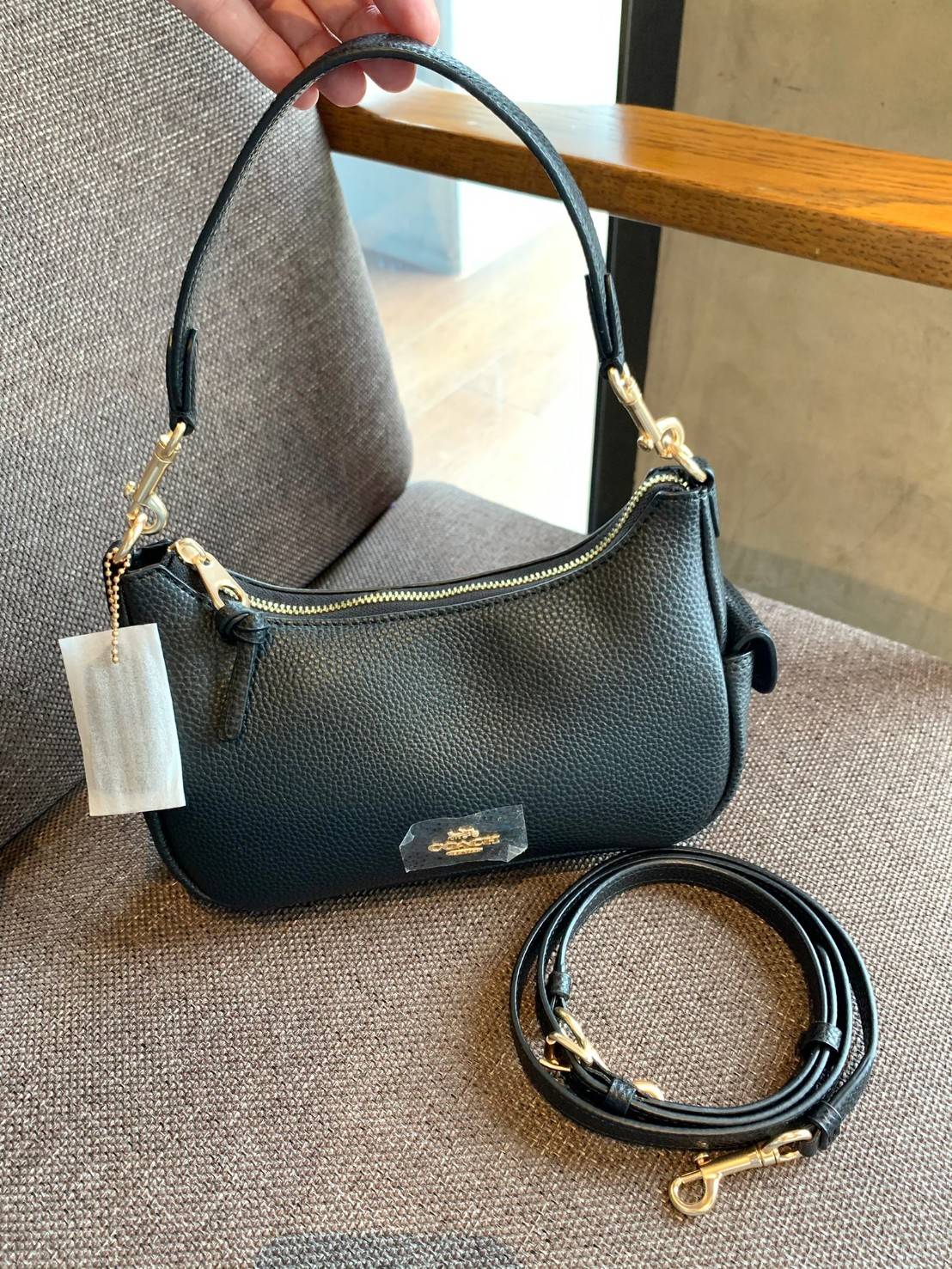 น้องออกใหม่ล่าสุดสวย หักใจไม่ลงเลยค่าา😘 COACH PENNIE SHOULDER BAG ((C7222)) พร้อมส่ง สีใหม่ล่าสุด ยังไม่มีในช๊อปไทยค่าา กระเป๋าหิ้ว//สะพายข้างได้ สุดคุ้ม! หนังแท้ชั้นดี ลายหนังสวย นิ่มมือดีมากๆค่ะ ปากกระเป๋าแบบซิปมีหนังห้อยเพิ่มความเก๋ ภายในกระเป๋
