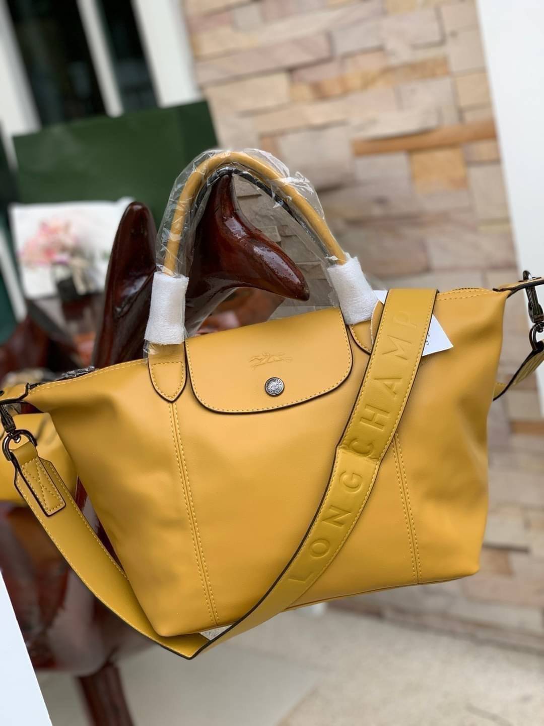 Longchamp LE PLIAGE CUIR TOP HANDLE BAG S เรียกว่าเป็นกระเป๋าอีกหนึ่งรุ่นที่ไม่ว่ายังไงก็ฮอตฮิตและติดเทรนด์ตลอดไม่เคยเปลี่ยนกับ ทรง Le Pliage Cuir หนึ่งในตระกูลกระเป๋าสุดไอคอนิกจากแบรนด์ เมื่อรุ่น Le Pliage Cuir ในรูปแบบของหนังแกะ Metis ได้ถือกำเนิดขึ้นใน
