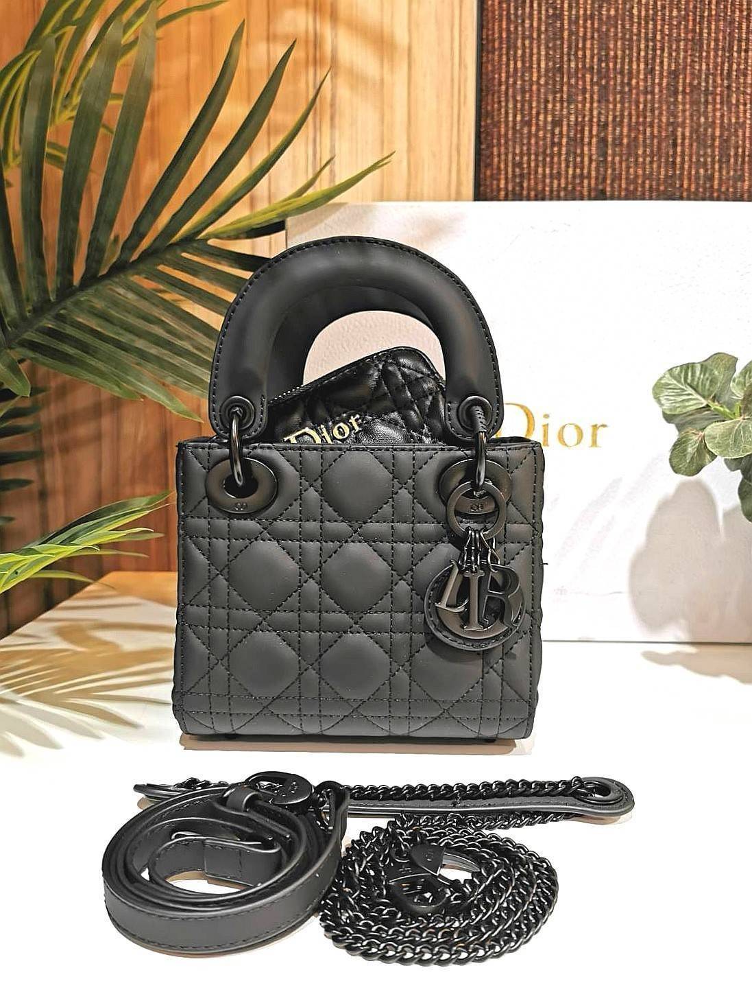 CHRISTIAN DIOR MINI BAG VIP GIFT WITH PURCHASE พรีเมี่ยมกิ้ฟรุ่น Limited สวยหรูดูดีอลังการเซตสุดคุ้มได้ทั้งกระเป๋าสะพายหนัง Calfskin + กระเป๋าสตางค์สั้น + Dior Gold Star ครบชุด ไอเท็มใหม่ล่าสุดน่าใช้น่าสะสม สินค้ามาพร้อมกล่องแบรนด์ จะซื้อใช้เองหรือมอบเป็น