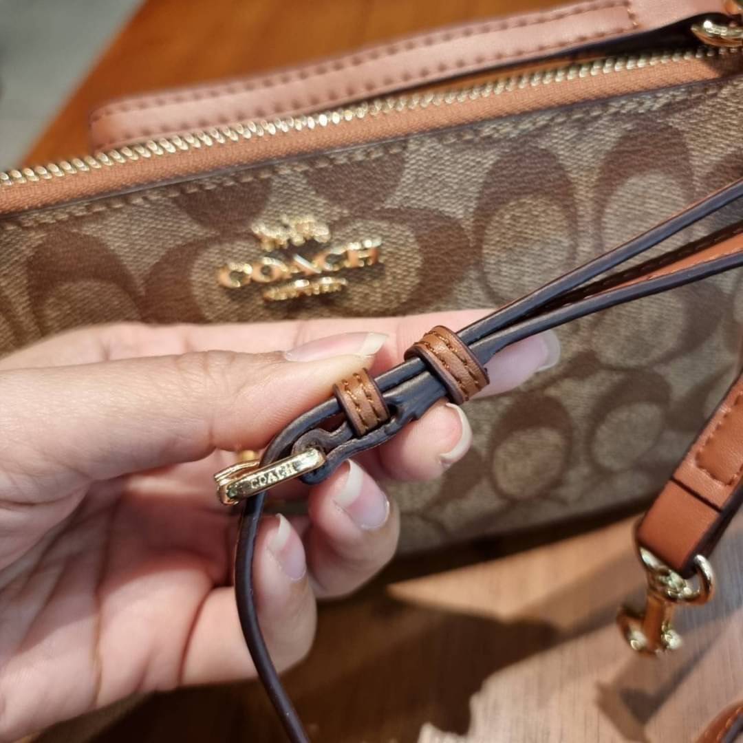 COACH F58321 TOP HANDLE POUCH อีกรุ่นฆ่าไม่ตาย!! 😎 ขายดีขายหมด ขายรวยขายปังๆ!! กระเป๋าพอชจากโค้ช ทรงใช้งานง่าย สะดวก กะทัดรัด วัสดุหนังแคนวาสเคลือบคุณภาพดี มาพร้อมสายคล้องในตัว และสายสะพาย crossbody ปรับเปลี่ยนได้ตามสไตล์ อีกหนึ่งไอเท็มที่สาวๆต้อง