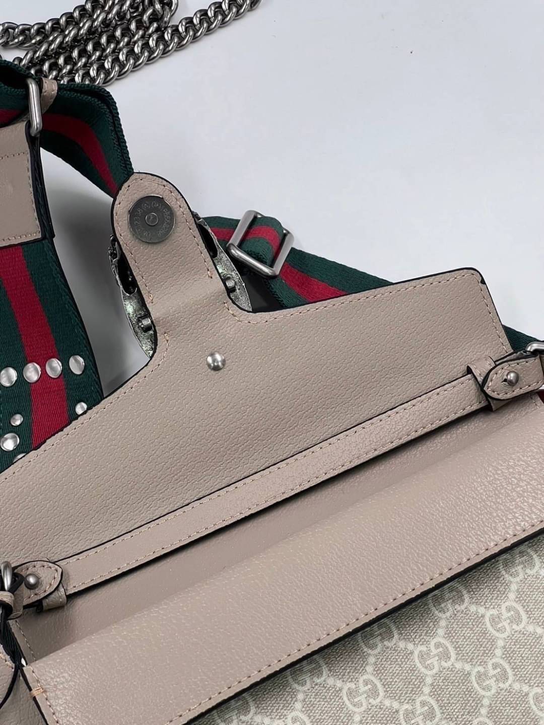 GUCCI Dionysus GG small shoulder bag ฮอตสุดไม่มีใครเกิน รุ่นใหม่ล่าสุดพร้อมสายสะพายสปอร์ต กับกระเป๋าสะพายรุ่นที่สาวๆต้องไม่พลาด!! ดึงดูดและสะกดสายตาด้วยอะไหล่ดีเทลหรู ทนทาน ดูแลรักษาง่าย ภายในสวยงาม และแบ่งสัดส่วนลงตัวมากๆ ใส่ของสำคัญได้สบาย พร้อมเสิร์ฟให