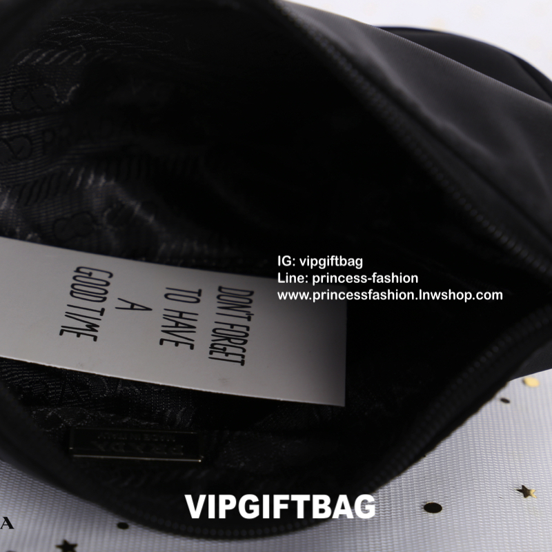 Prada nylon mini shoulder bag สินค้า Premium gift จากเค้าเตอร์แบรนด์ต่างประเทศ แท้ 💯 กระเป๋าถือหรือสะพายไหล่ size mini กำลังน่ารัก วัสดุทำจากผ้า nylon คุณภาพดีตามแบบฉบับแบรนด์เลยค่ะ อะไหลเงิน น้ำหนักเบา เปิดปิดด้วยซิป ใส่กระเป๋าสตางค์ใบสั้น,มือถือ