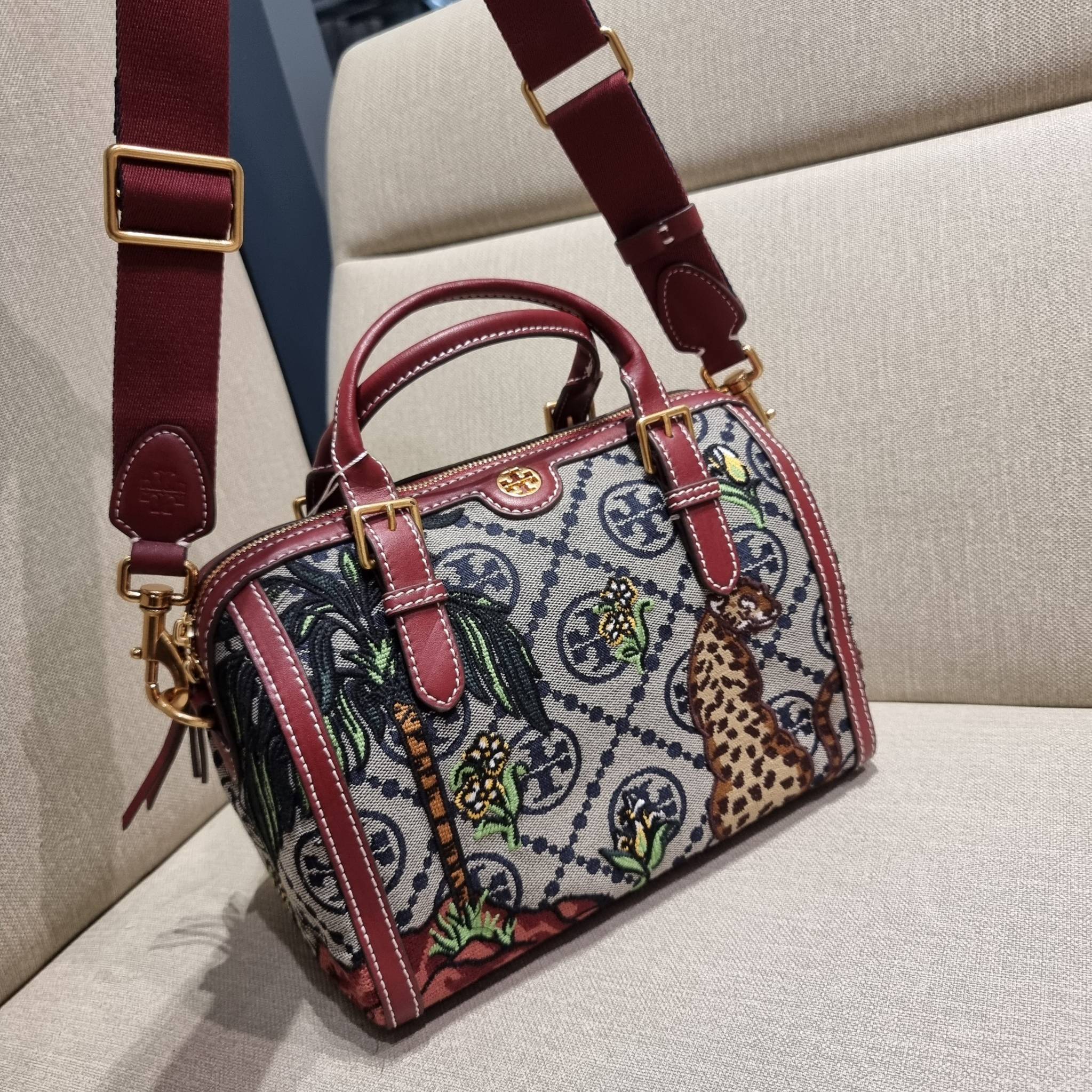 TORY BURCH T MONOGRAM JACQUARD EMBROIDERED DUFFLE คอลใหม่ล่าสุด สวยพร้อมเสิร์ฟแบบไม่ต้องรอพรีฯ ลายโมโนแกรมสุดคลาสสิคที่ถูกดีไซน์รังสรรค์ด้วยงานปักสุดชิค น่าใช้ใจฟูแค่แรกเห็น!! วัสดุ jacquard woven สลับหนังแท้ หูจับในตัว และพร้อมไปเลยกับสายสะพายข้าง ที่จะถ