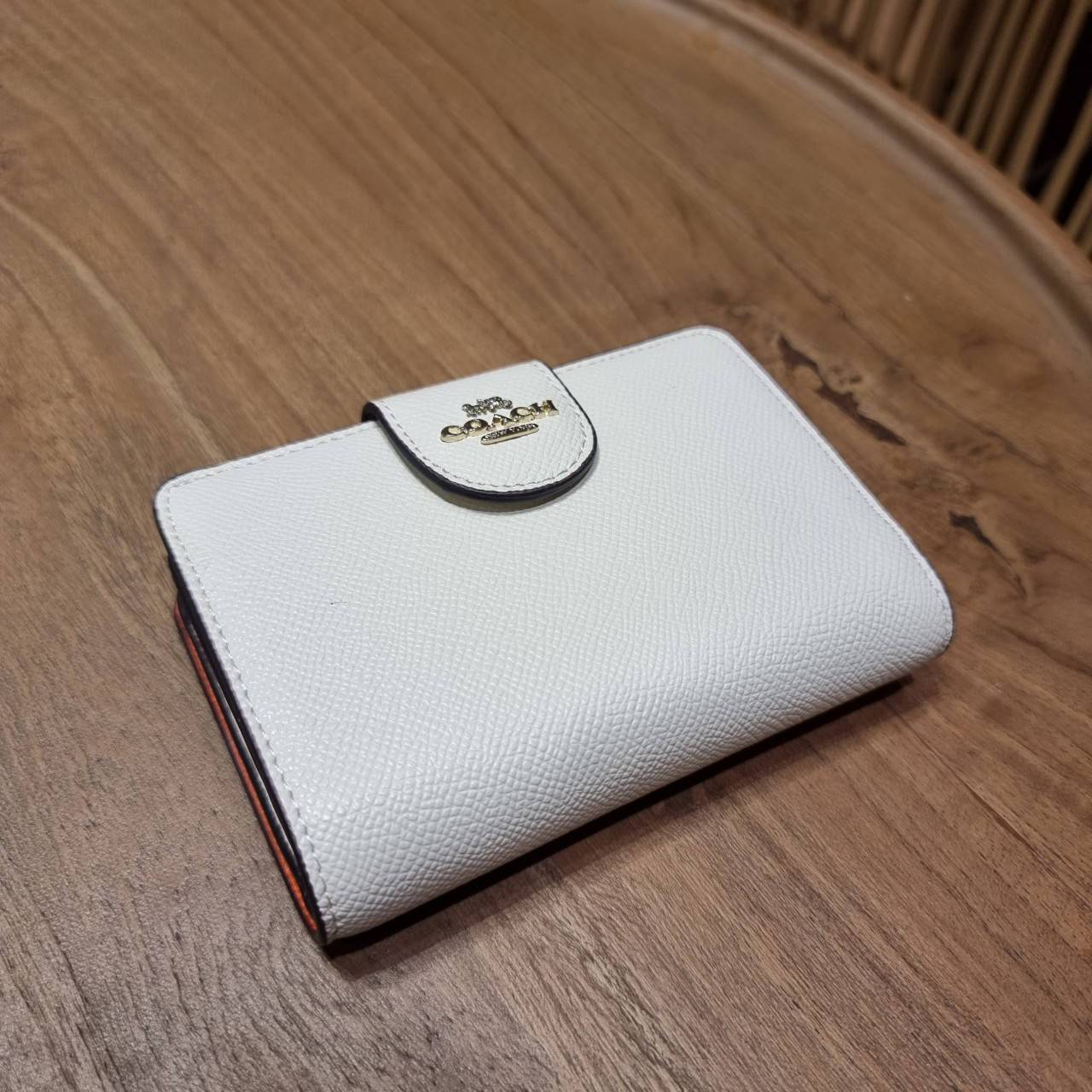 COACH 6390 MEDIUM CORNER ZIP WALLET เดอะเบสท์รุ่นที่สาวๆตามหา!! ดีไซน์ใหม่ สวยสะกด!! กระเป๋าสตางค์ใบกลาง สีคลาสสิค เรียบแต่แฝงความหรู บอกเลยว่ามันละมุนมาก!! ด้วยวัสดุหนัง crossgrain ที่ดูแลรักษาง่าย และยังดูผู้ดี ถือใช้แล้วขับผิวทุกสี ภายในมีช่องใส่บัตรแล