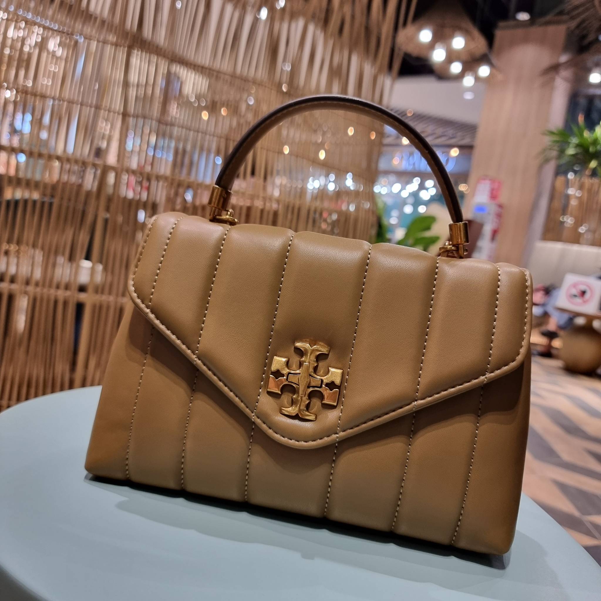 TORY BURCH KIRA QUILTED SMALL SATCHEL มาแล้วด่วนๆ!! กับคอลที่ปังไม่ไหว พร้อมเสิร์ฟสีคลาสสิค กระเป๋าถือ/สะพาย ทรงสวย สะพายคล่องตัว หนังแท้ ดีไซน์บุนวม เส้นคมสวยหรู วัสดุหนังแกะ สัมผัสดีงาม นิ่มมือ เปิด-ปิดด้วยอะไหล่บิดล็อค ภายในเป็นช่องโล่ง มีช่องซิป ใส่ขอ