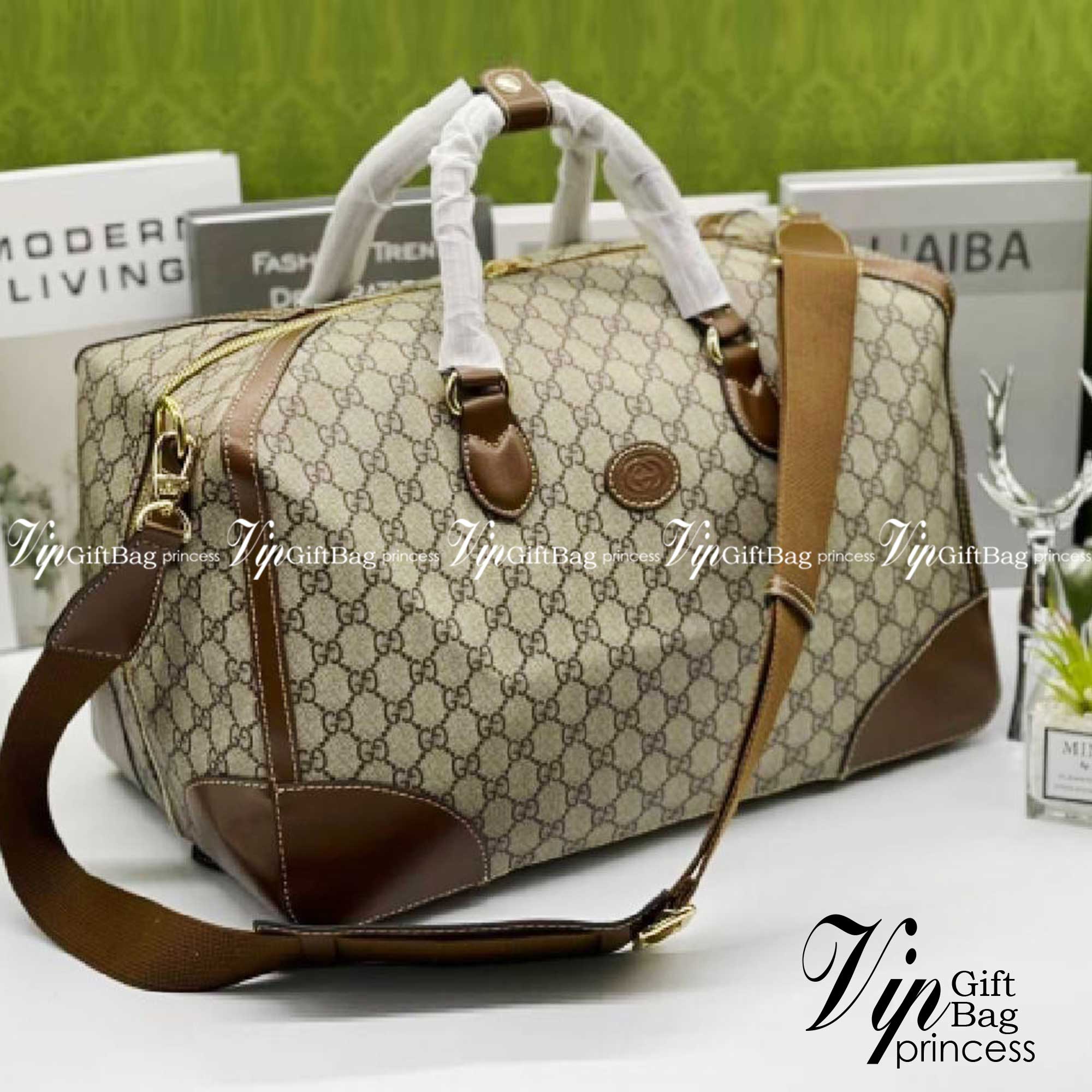 GUCCI Duffle bag with Interlocking G เกรดออริจินอล กระเป๋าใบใหญ่จุใจ 16" ใส่สัมภาระขึ้นเครื่องเดินทางได้ ใส่เสื้อผ้า รองเท้า เอกสาร A4 iPad Notebookได้ หูจับแข็งแรง สายสะพายยาวถอดออกได้ สะพายไหล่หรือ Crossbody ก็ดูดี ใช้ได้ทั้งชายหญิง ภาพถ่ายสินค้าจร
