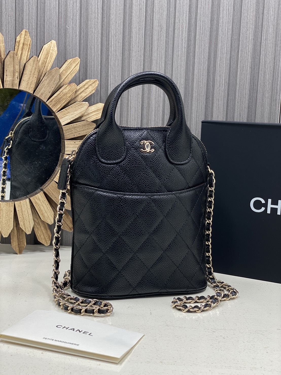 ORI หนังแท้ | Chanel Clutch with chain Bag / Chanel Bucket Bag กระเป๋าถือ กระเป๋าสะพายรุ่นใหม่ล่าสุด ในคอลเลกชัน Métiers d’art ปี 2024/25 ด้วยลูกเล่นของเนื้อสัมผัสและรูปแบบ