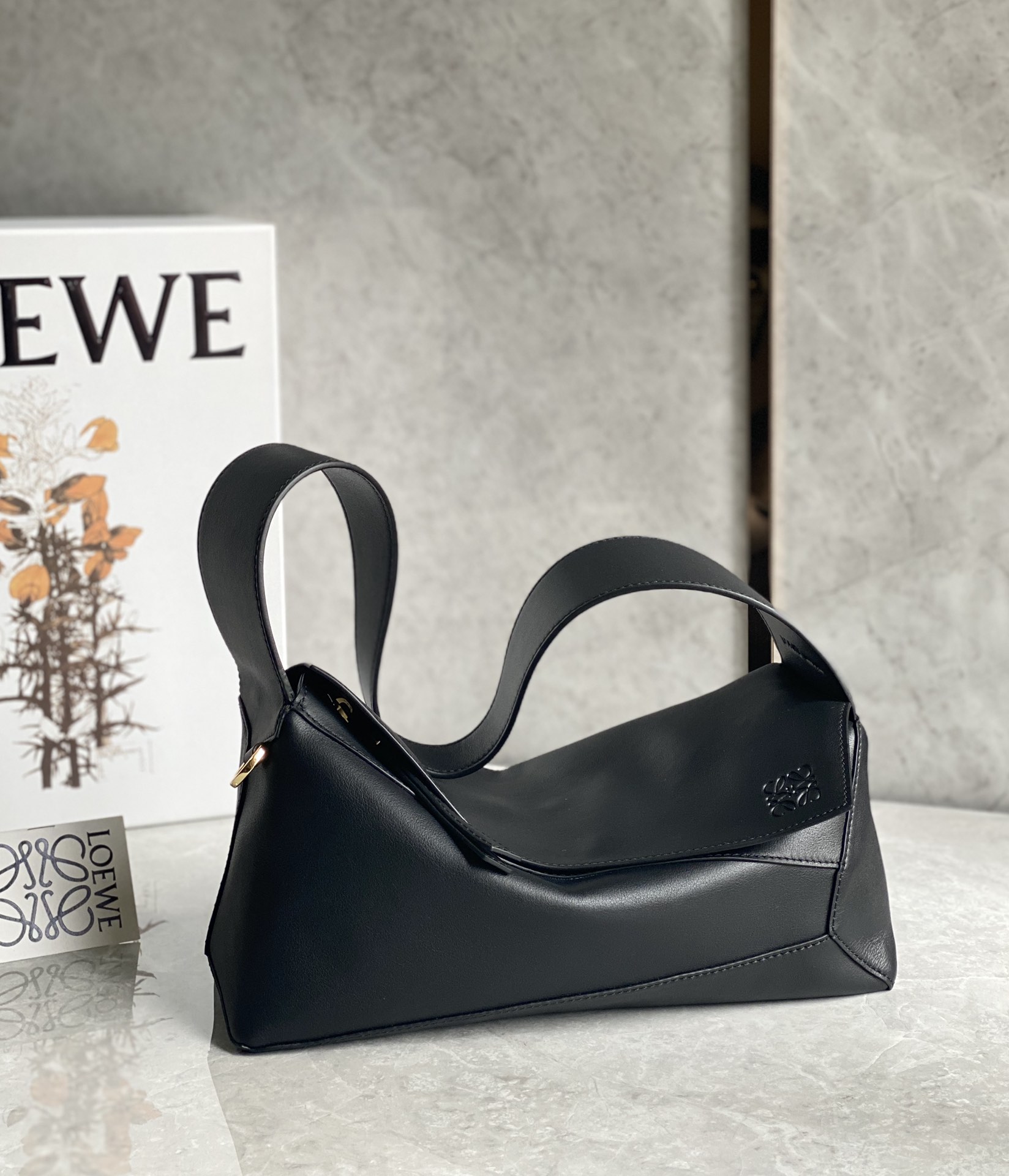 LOEWE Puzzle Hobo bag in nappa calfskin กระเป๋าสะพายไหล่มีความพิเศษในหลายด้าน ไม่ว่าจะเป็นรูปทรงที่แปลกใหม่ มินิมอลด้วยโลโก้อนาแกรมแบบประทับ ดูหรู เป็นกระเป๋า Unisex ที่ไม่ว่าคุณจะเป็นผู้หญิงหรือผู้ชายก็ใช้งานได้