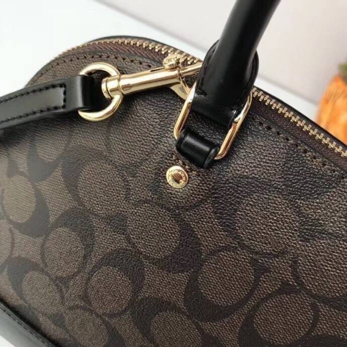 Coach Mini Sierra Signature กระเป๋าถือทรงโดม ภายในกว้างสามารถใส่กระเป๋าเงินเล็ก และมือถือได้ และยังมีช่องซิปเล็ก 1 ช่อง ด้านหลังมีกระเป๋าเล็กเก็บบัตร 1 ช่อง ใครยังไม่มีพลาดไม่ได้แล้วนะคะ