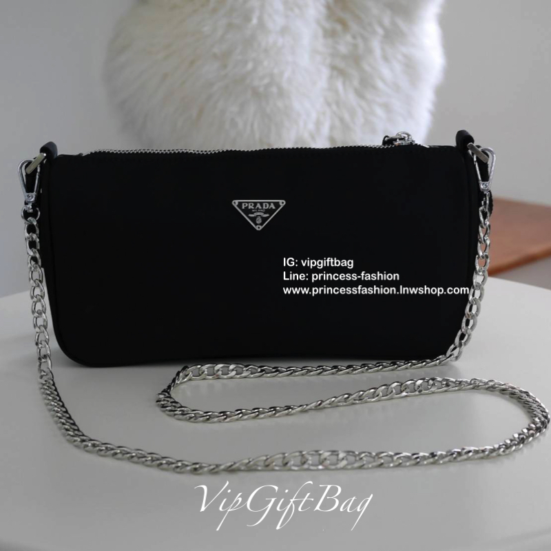 รุ่นใหม่ จากแบรนด์ Prada Crossbody *มีมาให้ถึง2สาย สายผ้าติดกับตัวกระเป๋า และสายยาวโซ่เงิน ด้านหน้ามีโลโก้แบรนด์สวยหรู เปิดปิดด้วยซิป อะไหล่สีเงินทั้งใบ ด้านในบุด้วยผ้าลายแบรนด์ มีโลโก้แบรนด์ ด้านในใส่ของได้เยอะคะ ใส่กระเป๋าตังยาว เครื่องสำอางค์