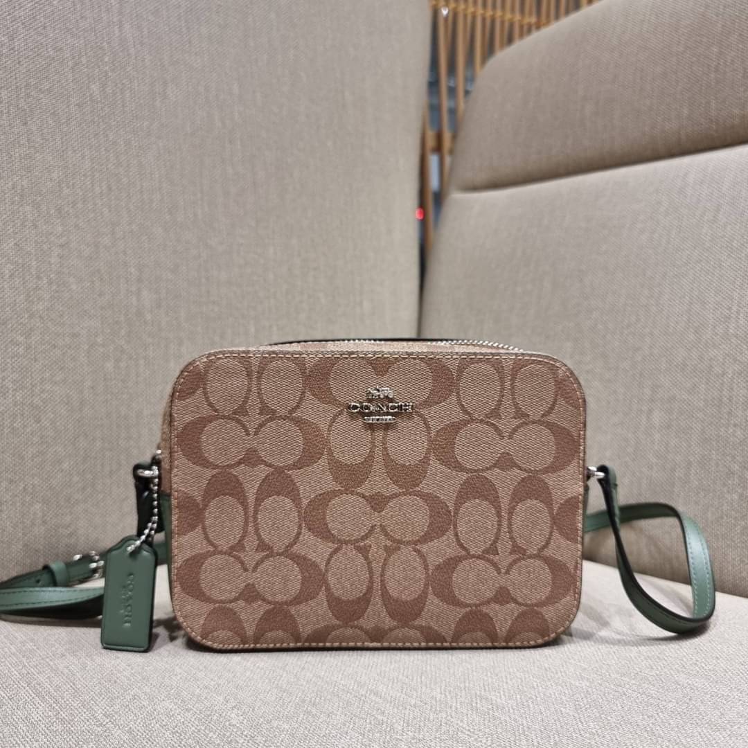 COACH 91677 MINI CAMERA BAG IN SIGNATURE CANVAS สีมาใหม่ รุ่นขายดีที่สุด!! กระเป๋าสะพายข้างไซส์มินิ คลาสสิคอยู่ทรง อะไหลเงินเรียบหรู วัสดุหนังแคนวาสเคลือบลาย เปิด-ปิดด้วยซิป สายสะพายปรับได้ตามตัว ใบนี้แมทช์ได้ทุกลุค ใช้เป็น everyday bag ได้สบายๆเลยจ้า &#x