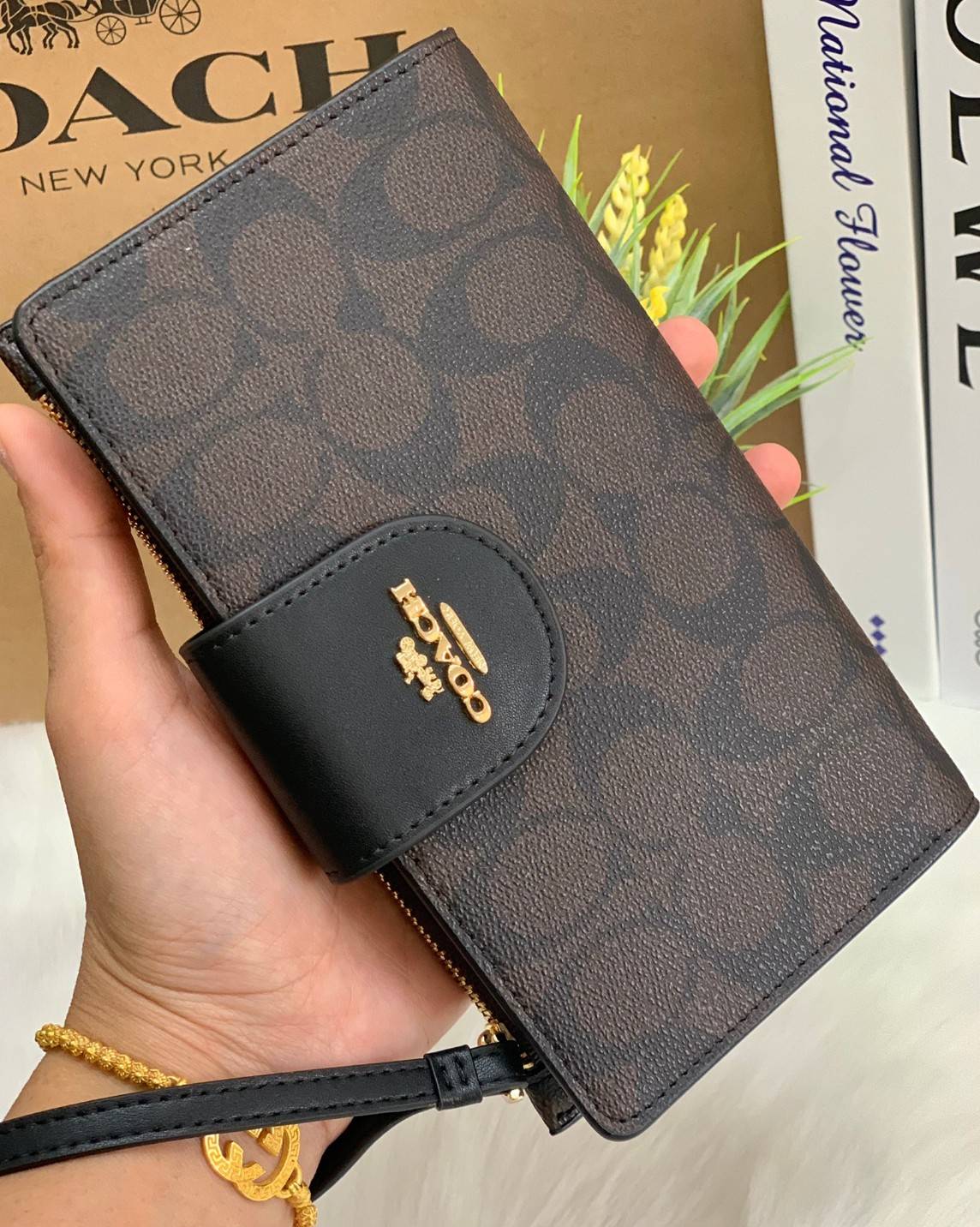 พร้อมส่งครบ 5 สี กระเป๋าสตางค์ที่สาวๆต้องมีติดตัวค่าา😘 COACH TECH WALLET IN COLORBLOCK SIGNATURE ((C2874)) ✔️กระเป๋าเงินใบยาว หนังแท้ พร้อมสายคล้องมือในตัวค่ะ ✔️เปิดปิดด้านหน้าแบบฝากระดุม ภายในมีช่องใส่ธนบัตร2ช่อง ;สามารถใส่มือถือ ip