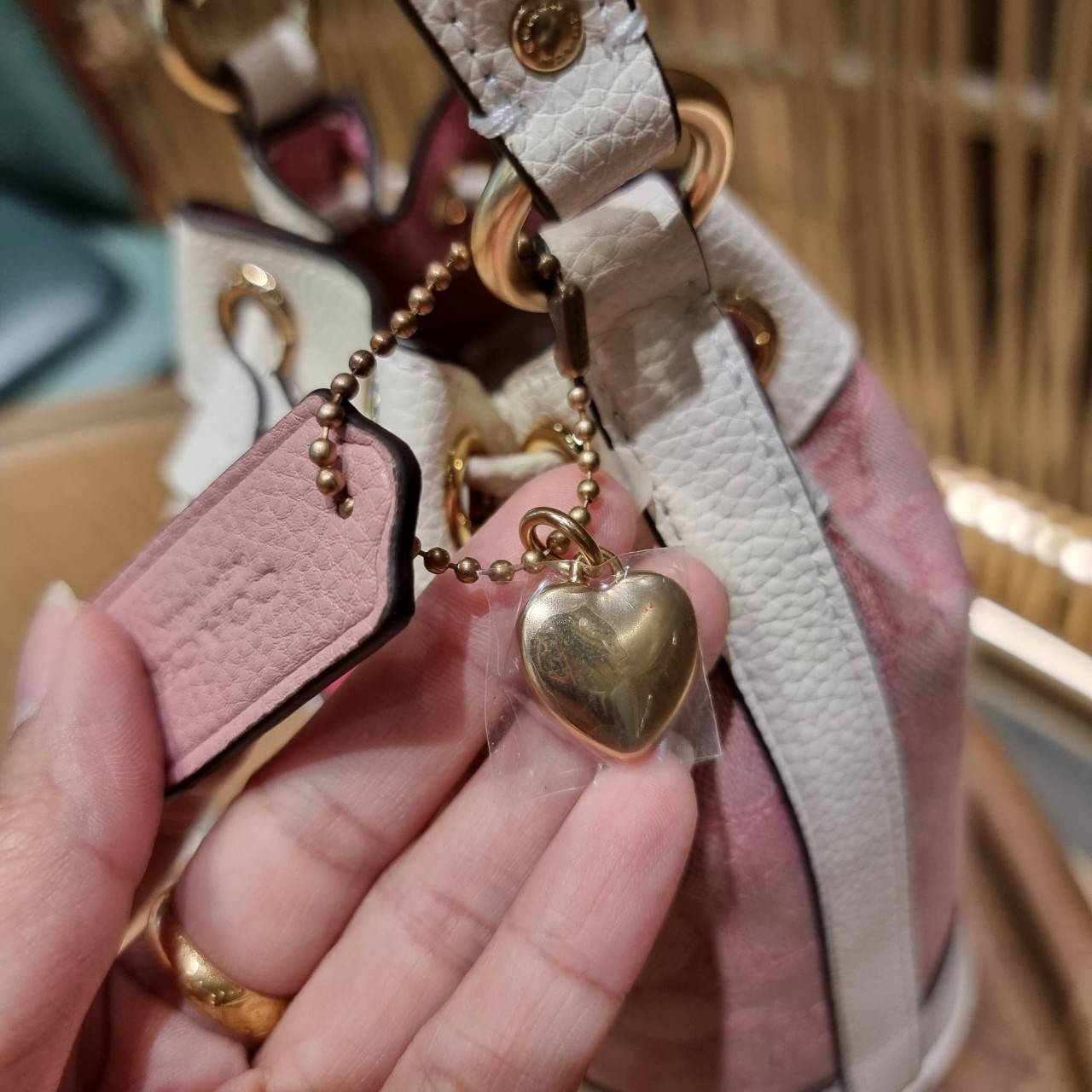 COACH C5121 DEMPSEY 15 DRAWSTRING MINI BUCKET BAG น้องคนสวยมาใหม่จ้า รุ่นใหม่กริ๊บ!! ยังไม่เข้าช็อปไทย ละมุนคุณหนูต้องมาแล้วแหละ กระเป๋าทรงถังไซส์มินิ ใช้งานง่ายด้วยการรูดหนังปิดรอบปากกระเป๋า ทุกอย่างลงตัวที่สุด!! มาพร้อมตัวห้อยรูปหัวใจสีทองกุ๊กกิ๊ก น่ารั