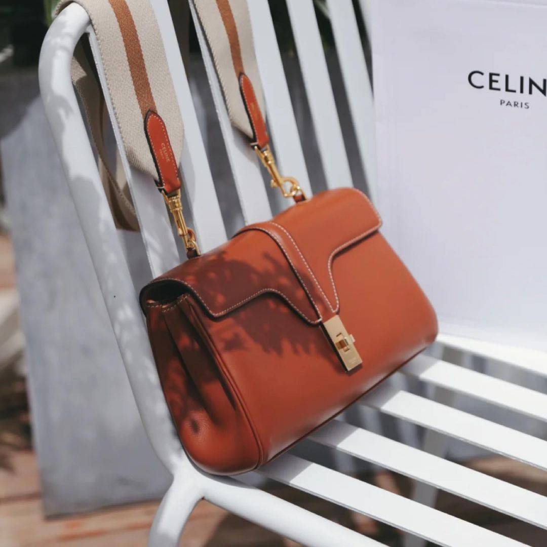พร้อมส่งความสวย✴️นาทีนี้ต้อง CELINE TRIOMPHE CROSSBODY BAG SMOOTH CALFSKIN VIP GIFT WITH PURCHASE-GWP พรีเมี่ยมกิ๊ฟ Limited Edition จาก CELINE PERFUME DUTY FREE COUNTER วัสดุ หนังแท้ CALFSKIN ดีไซน์สวยหรูสุดคลาสสิคหนังเรียบสวยอยู่ทรงเปิดปิดด้วยฝาปิ