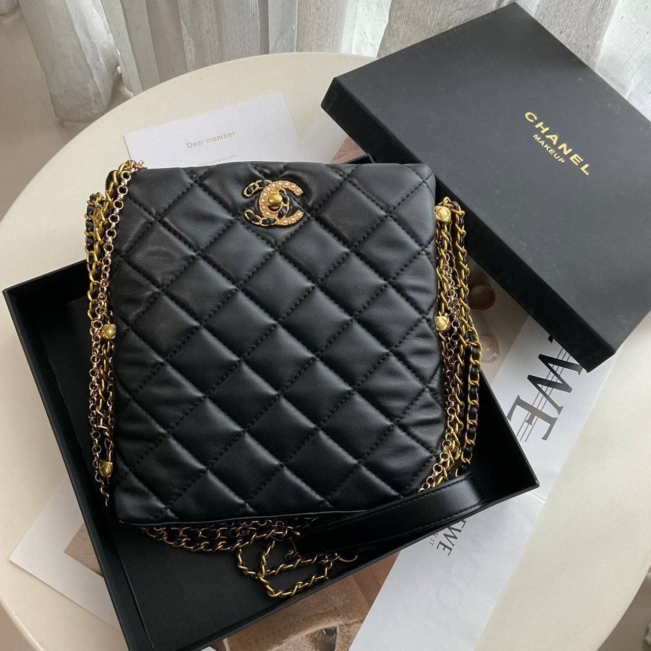 CHANEL VIP GIFT CROSSBODY CHAIN BAG กระเป๋าทรงสะพายข้าง ที่กำลังมาแรงมาในตอนนี้ ตัวกระเป๋าเป็นกระเป๋าสตางค์หนังพียูพรีเมี่ยม อะไหล่ทองทั้งใบ ด้านหน้าประดับโลโก้พร้อมมุก CC สุดหรู เปิดปิดด้วยตัวหมุนล็อค ใส่กระเป๋าสตางค์ยาวได้ รุ่นนี้พกของได้เยอะในระดับนึงเ