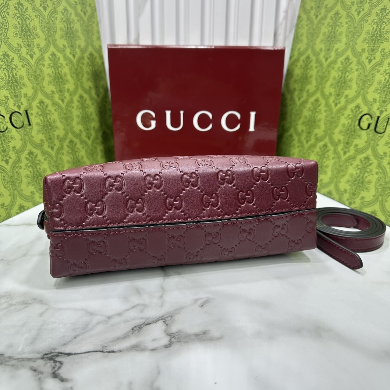 ORI หนังแท้ | Gucci GG Emblem small shoulder bag กระเป๋าสะพายทรงพอช ถือ/คล้องไหล่เก๋ๆหรือสะพายข้างได้ ทรงสวยคลาสสิค มีอะไหล่ห่วงสำหรับห้อยพวงกุญแจได้ เป็นไอเท็มต้องมีและยกเป็น everyday bag ได้เลย
