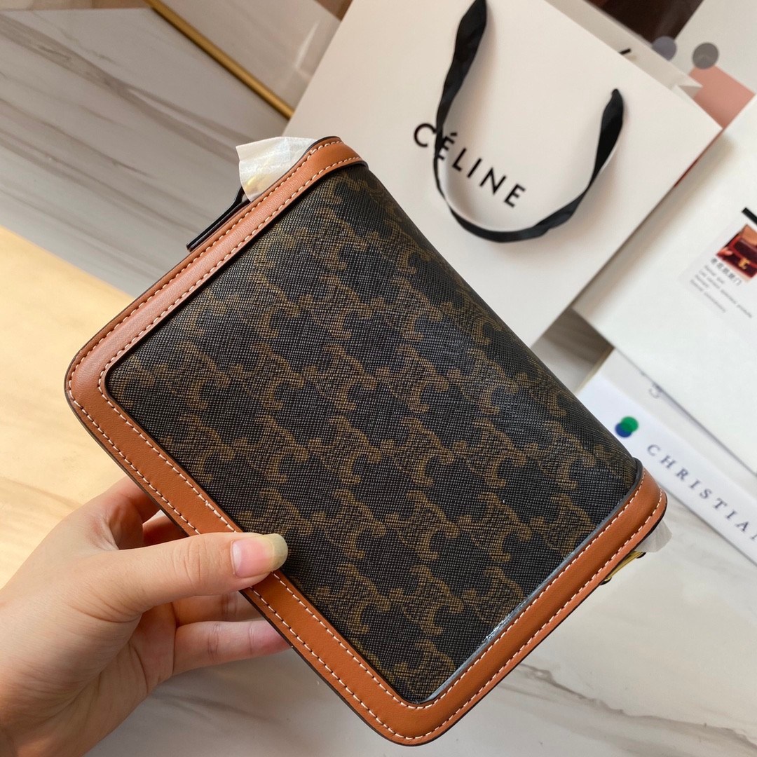 พร้อมส่งรุ่นขายดี!! CELINE CROSSBODY VIP GIFT WITH PURCHASE GWP กระเป๋าพรีเมี่ยมกิ๊ฟ Limited จาก PARFUME DUTYFREE COUNTER สวยอยู่ทรงเปิดปิดด้วยตัวล้อคด้านหน้า ภายในมีช่องใส่ของหลัก พร้อมช่องซิป ใส่กระเป๋าสตางค์กลาง + มือถือได้ ทรงนี้กำลังมาแรงมาก แมชต์ลุค