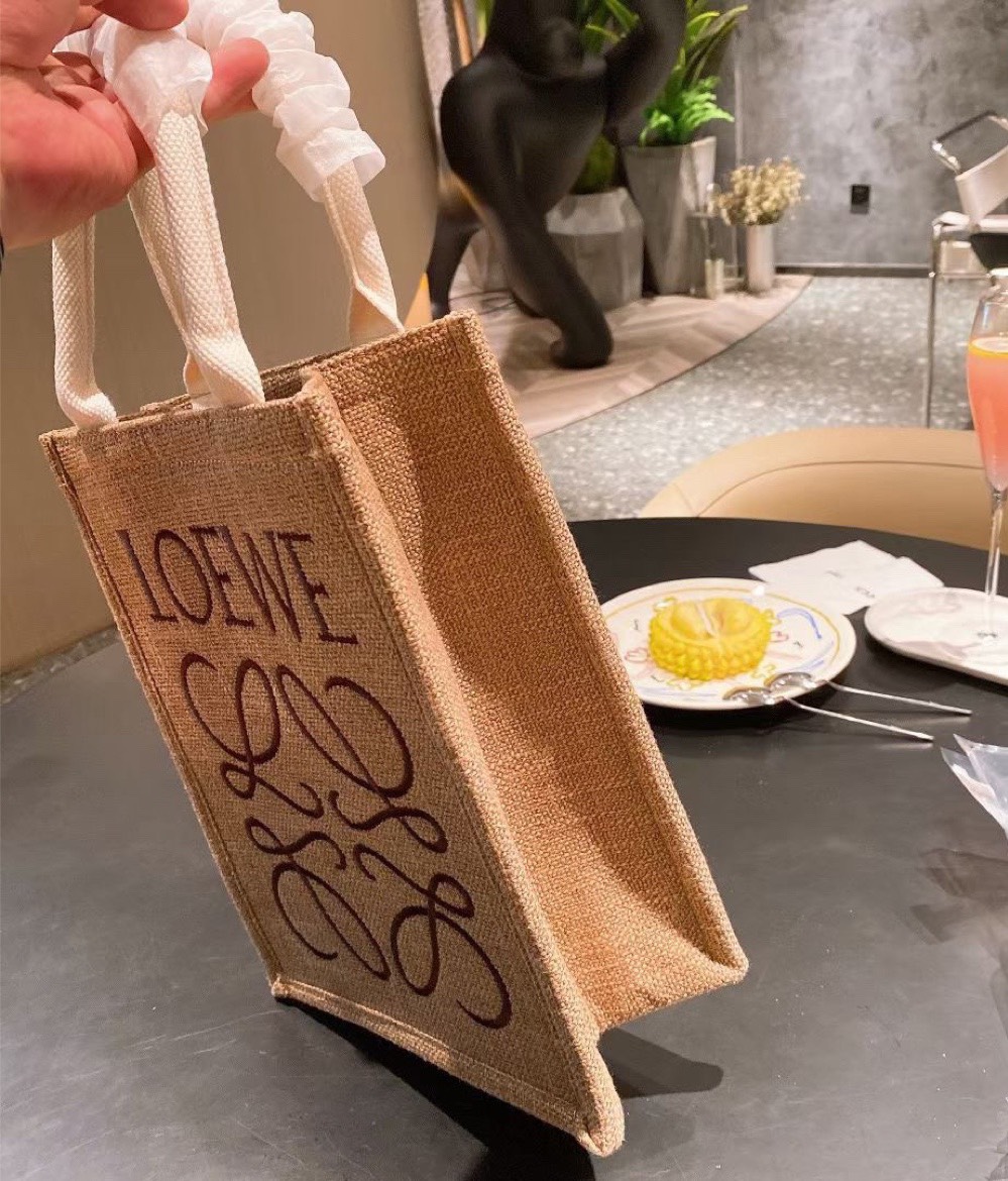 VIP GIFT 】LOEWE tote bag งานคอลเลคชั่นใหม่จาก LOEWE สไตล์วินเทจน่ารักมากค่ะ วัสดุผ้าอย่างดีปักแบรนด์ด้านหน้า พร้อมส่ง 2 สีค่า ครีมอ่อน และน้ำตาล น่ารักมากมาย ไปทะเลถือชิลๆ เก๋ไปอีกน้าาาา ^^