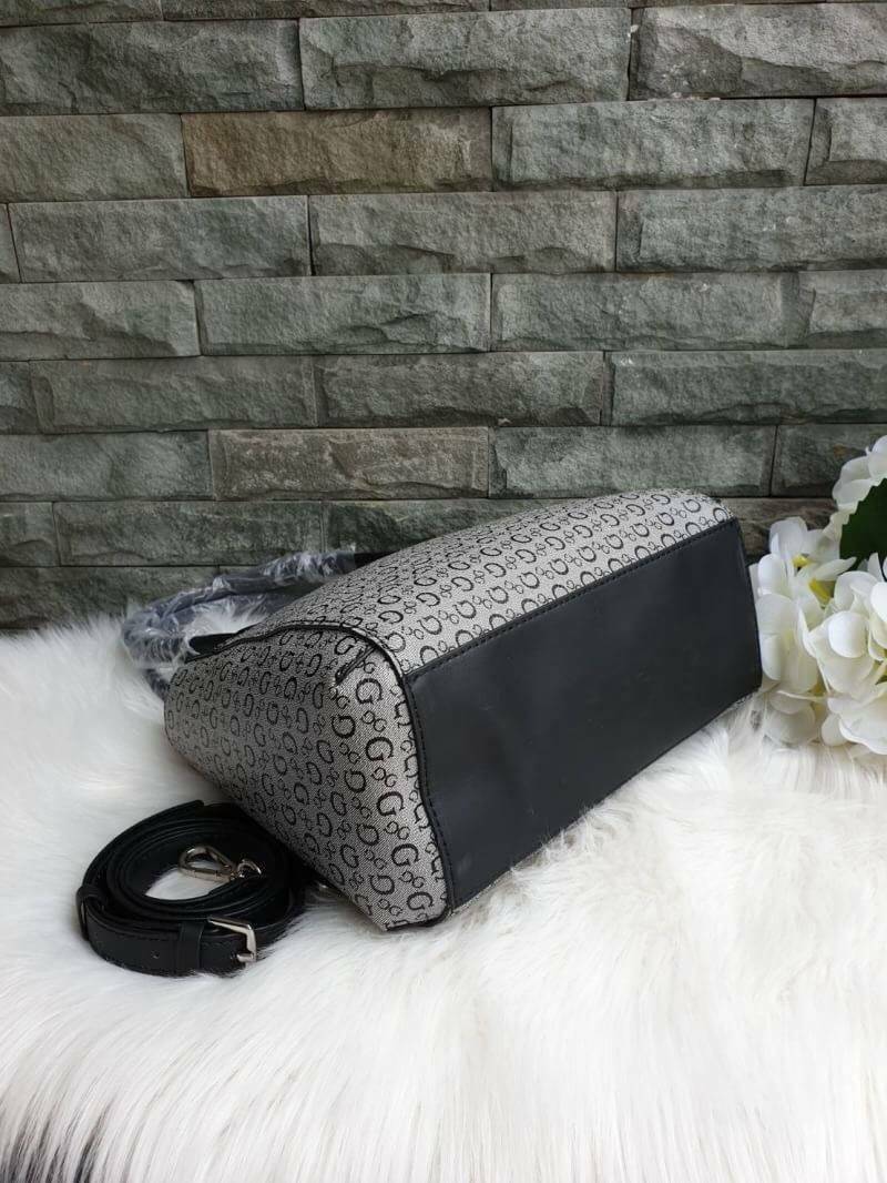 GUESS G LOGO PRINT TOTE BAG กระเป๋าถือหรือสะพายรุ่นใหม่ล่าสุดจาก GUESS FACTORY รุ่นยอดนิยม สวยอย่างมีสไตล์ สีสวยคลาสสิก รุ่นนี้มีการพิมพ์ลายโลโก้ รอบใบ หนัง faux-saffiano หนังคุณภาพดี ตั้งอยู่ทรง น้ำหนักเบา ประดับด้วยโลโก้แบรนด์อะไหล่เงิน สวยโดดเด่นที่กระ