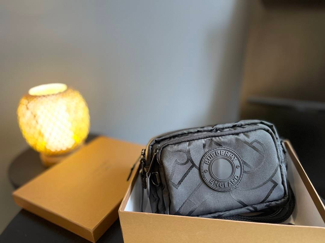 BURBERRY FRAGRANCES BELT BAG / Burberry Messenger nylon bag กระเป๋าสะพายข้างแบบ UNISEX ใช้ได้ทุกเพศ วัสดุไนลอน กันน้ำได้อย่างดี ลายสุดหรูตามแบบฉบับของแบรนด์