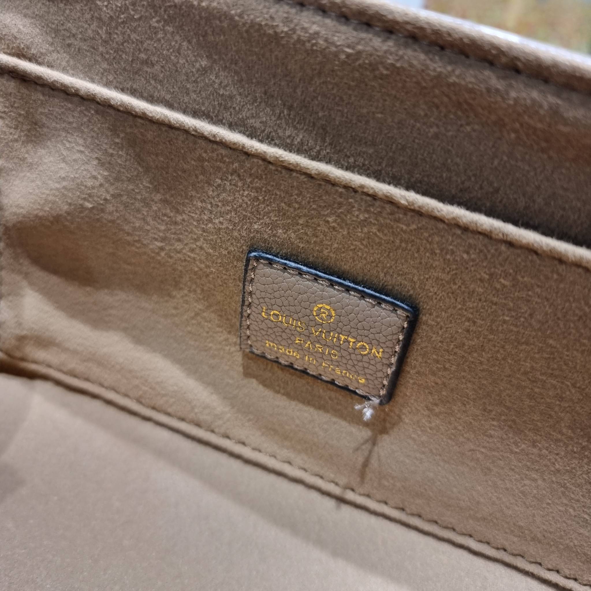 LV Favorite Bicolor Monogram Empreinte Leather - Handbags / LV FAVORITE BAG กระเป๋าสะพายคอลใหม่ล่าสุด สวยหรู ดูแพง ดีไซน์รูปทรงออกมาให้ใช้งานได้ง่าย เปิด-ปิดด้วยอะไหล่แม่เหล็ก ภายในโล่งกว้าง