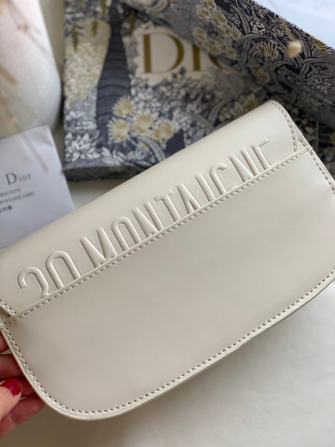 หนังแท้ DIOR BOBBY EAST-WEST BAG พร้อมส่งที่ไทย งานหนังแท้ทั้งใบเกรดออริจินอล ภาพสินค้าถ่ายจากงานขายจริง ใช้งานต่างประเทศได้ รุ่นใหม่ในฤดูกาลนี้ เพิ่มความทันสมัยให้กับซิลลูเอทของ Hobo ผ่านเส้นสายที่สง่างามและสัดส่วนที่กลมกลืนกัน สไตล์หนังลูกวัว โดดเด่นด้ว