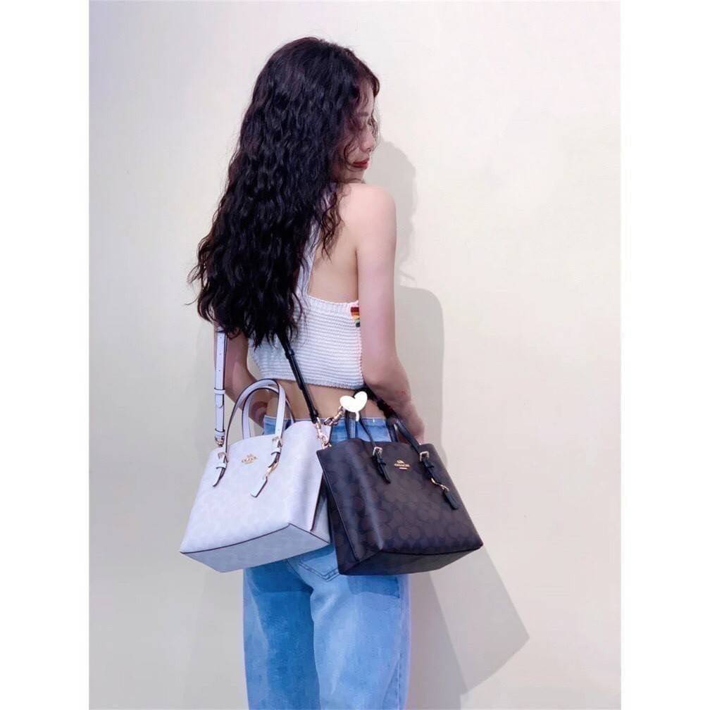 OUTTLET 】COACH MOLLIE TOTE 25 (C4250 C4084) น้องคนสวยอีกหนึ่ง!! กระเป๋าโท้ทไซส์เล็กที่สาวๆหลงรัก ดีไซน์คลาสสิคเหมือนเดิม เพิ่มเติมคือสะดวกขึ้นเยอะ!! ย่อส่วนมาจากใบใหญ่เป๊ะๆ น่ารักน่าใช้มากๆ วัสดุหนัง crossgrain ทนทาน ใช้งานง่าย เรียบหรูดูดีม้าก!! ภายในโล่