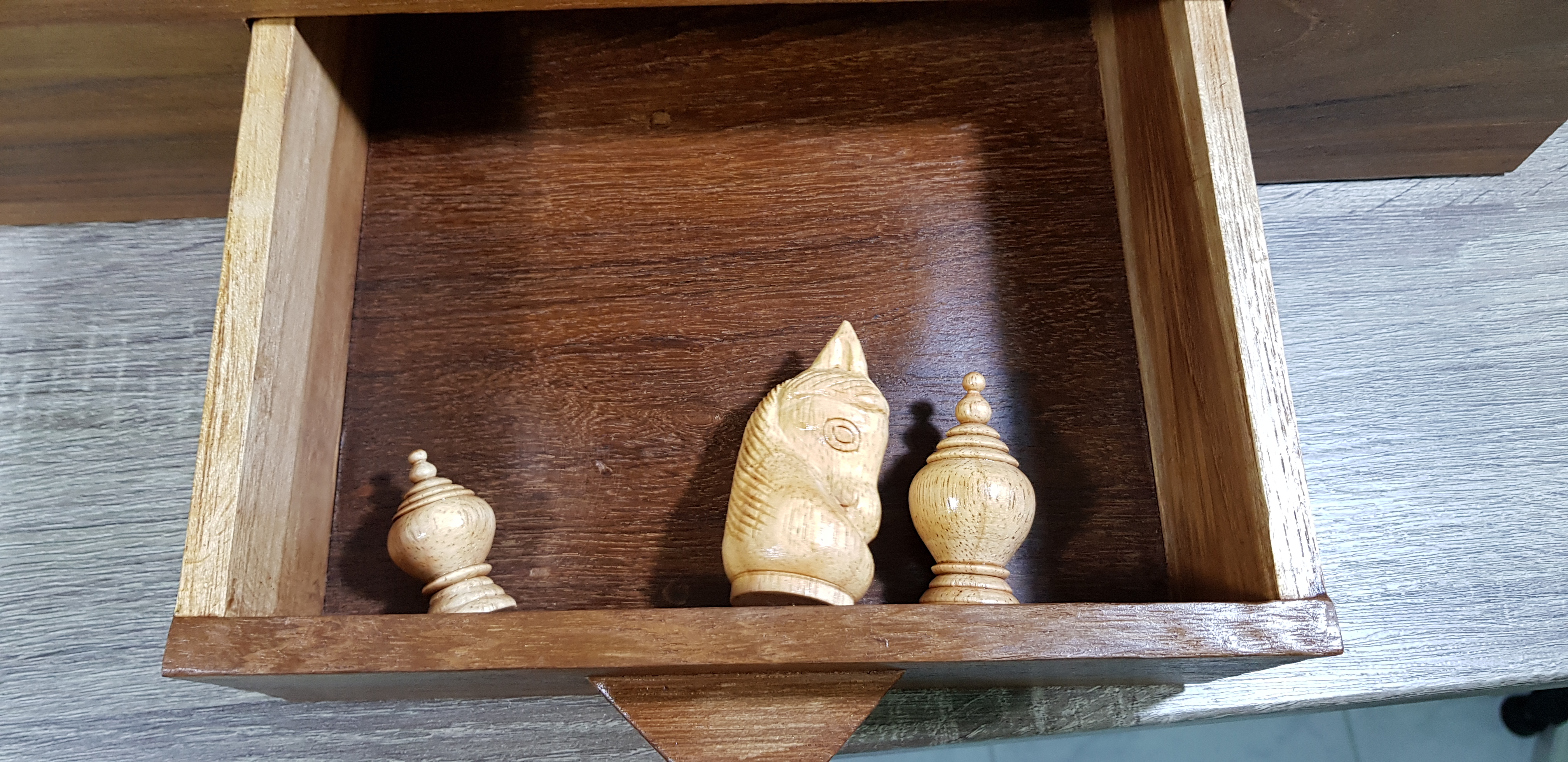 ชุดหมากรุกไทยคาณฑีวะพร้อมกระดานลิ้นชักไม้และกล่องไม้แบบมีช่อง