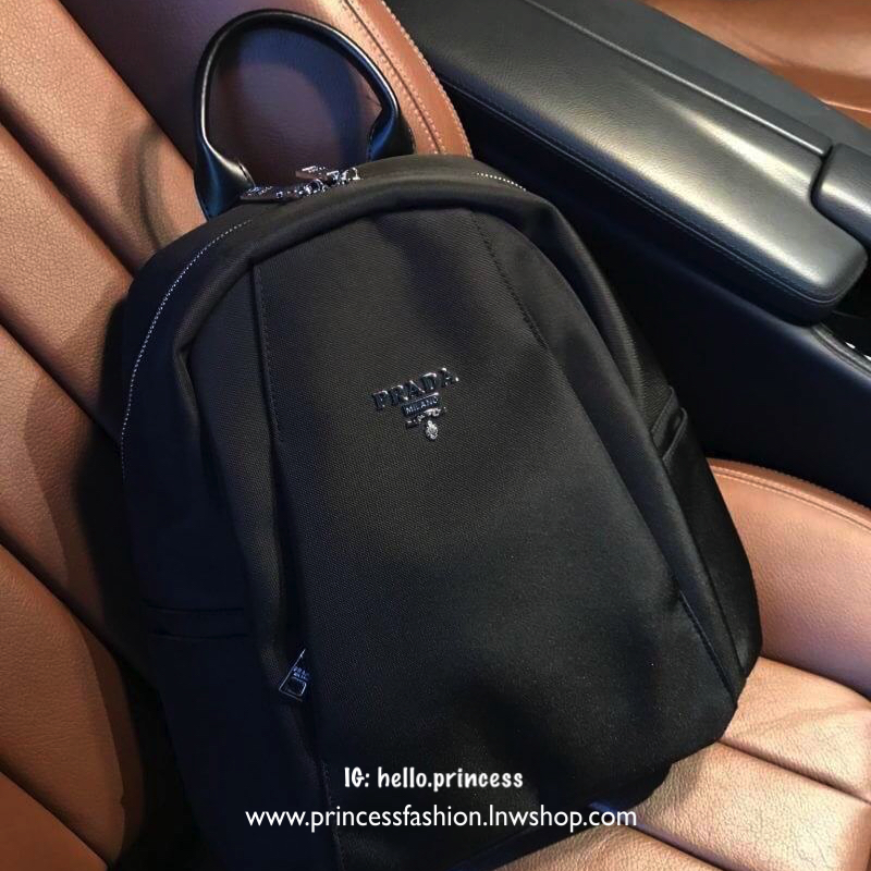 PRADA NYLON BACKPACK กระเป๋าสะพายเป้ Limited edition VIP Gift With Purchase (GWP) จากเคาน์เตอร์แบรนด์วัสดุ Nylon&Polyester เนื้อหนาคุณภาพดีตามแบบฉบับแบรนด์ ด้านหน้าประดับโลโก้แบรนด์ เปิดปิดด้วยซิปสะดวกใช้ หูจับแข็งแรง สายสะพายหลังลายแบรนด์เลื่อนปรับได้ ด้