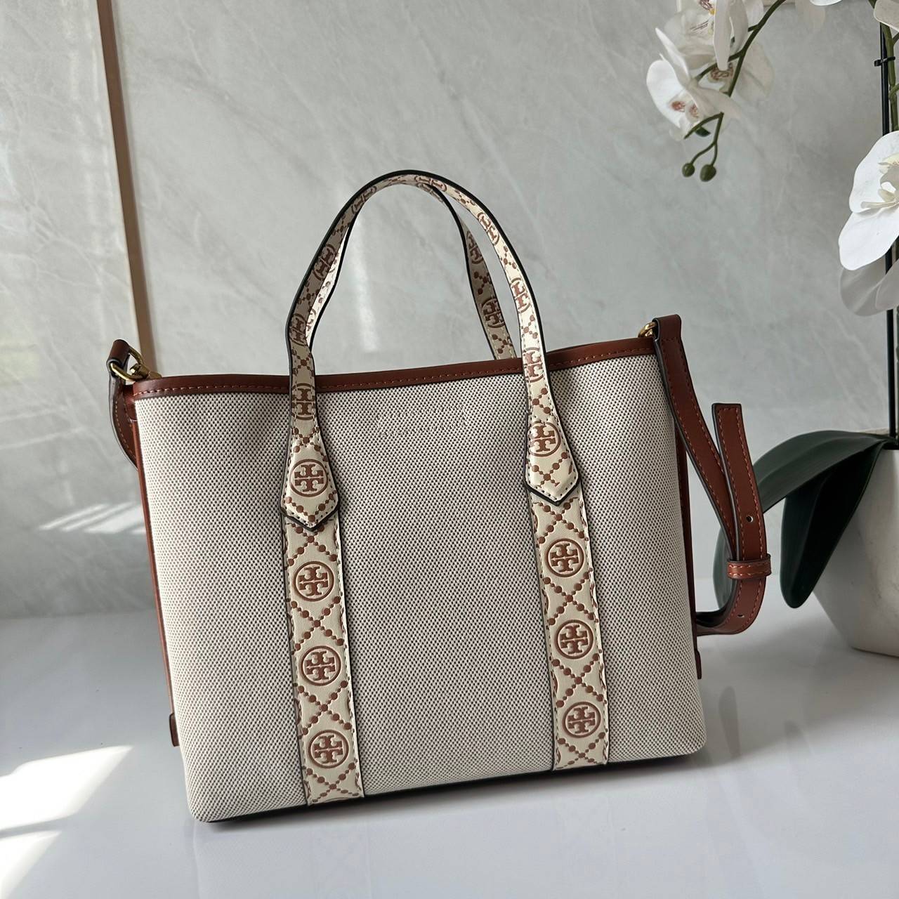 TORY BURCH small Perry canvas tote bag กระเป๋าคล้องแขนและสะพายไหล่ทรงโท้ท คอลเลคชั่นใหม่ล่าสุด สวยหรูลุคคุณนาย
