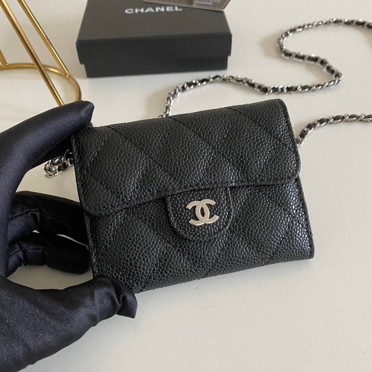 หนังแท้ Chanel wallet on chain / CHANEL BLACK CAVIAR BAG พร้อมส่งที่ไทย รุ่นยอดนิยมไอเท็มฮิตวัสดุหนังแท้คาเวียร์สวยคลาสสิคเปิดปิดด้วยฝาปิดกระดุมด้านหน้ามีโลโก้แบรนด์อะไหล่ทองสวยหรูดูดีมาพร้อมสายโซ่อะไหล่เงินและทองร้อยหนังจะสะพายไหล่ หรือ Crossbody ก็ดูดี 