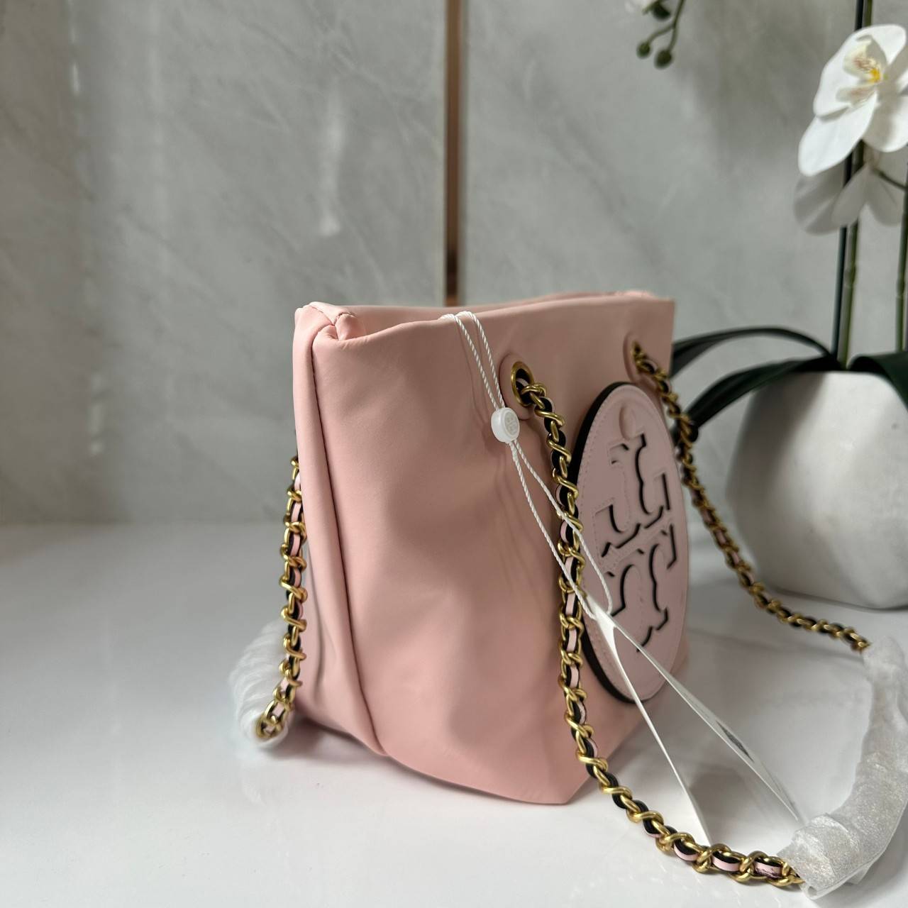 TORY BURCH Ella Chain Crossbody Nylon Bag กระเป๋าคล้องไหล่สายโซ่หรูหราโดดเด่นด้วยโลโก้หนังด้านหน้า สามารถปรับสะพายคอสบอดี้ สะพาลไหล่ได้