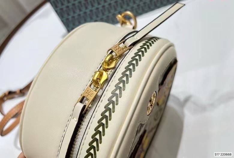 TORY BURCH MINI T MONOGRAM FLORAL BAG / Tory Burch crossbody Bag คอลเลคชั่นใหม่ พร้อมเสิร์ฟความสวยให้ถึงบ้าน!! กระเป๋าทรงยอดนิยม ไซส์มินิ ดีไซน์ใหม่ล่าสุด สไตล์งานคราฟ มีลูกเล่นประดับดอกไม้กับตัวกระเป๋า วัสดุผ้า jacquard ตัดสลับหนัง ภายในโล่งกว้าง ใส่ของส