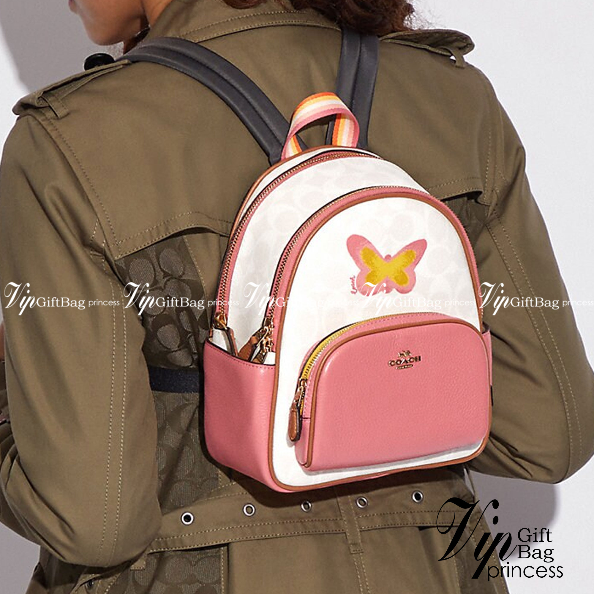 COACH Mini Court Backpack In Signature Canvas With Butterfly / With Radish C8259 C8257 🌈ต่อกันเลย สวยกันก่อน วางน้องไม่ลงเลยจริงๆค่าา😍 พร้อมส่ง! ยังไม่เข้าไทย กับกระเป๋าสะพายหลังแบบมีหูหิ้วในตัว บอกก่อนเลยว่าหนังของน้องทั้งนิ่ม ทั้งสวย อย่