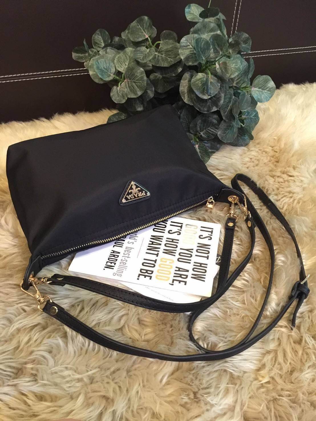 PRADA NYLON MINI SHOULDER BAG กระเป๋าสะพายทรงคลัชพรีเมี่ยมกิ้ฟจากเคาน์เตอร์ต่างประเทศรุ่น Limited edition ที่ฮ๊อตสุดๆวัสดุเป็น Nylon เนื้อหนาคุณภาพดีตามแบบฉบับของแบรนด์ ขนาดมินิกำลังดีน้ำหนักเบา ด้านหน้าประดับโลโก้แบรนด์อะไหล่ทองหรู ภายในมีช่องซิปและช่องใ