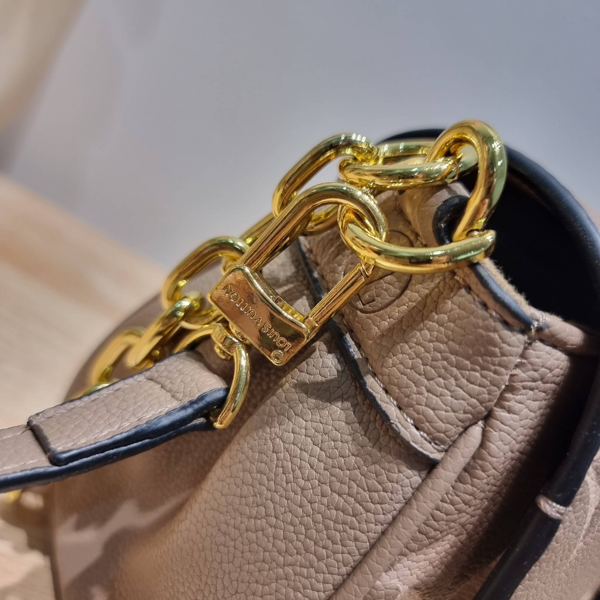 LV Favorite Bicolor Monogram Empreinte Leather - Handbags / LV FAVORITE BAG กระเป๋าสะพายคอลใหม่ล่าสุด สวยหรู ดูแพง ดีไซน์รูปทรงออกมาให้ใช้งานได้ง่าย เปิด-ปิดด้วยอะไหล่แม่เหล็ก ภายในโล่งกว้าง