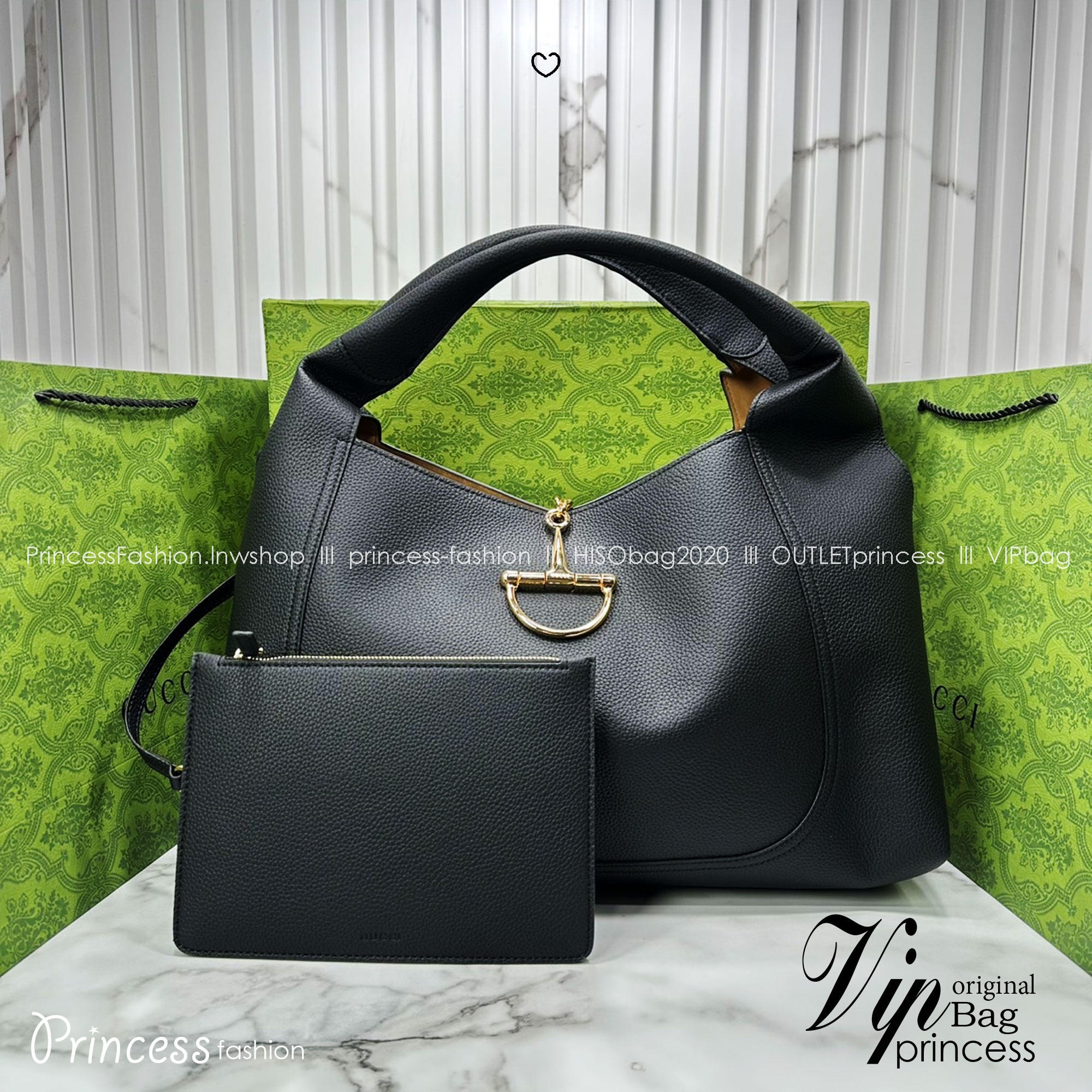 Gucci Softbit maxi shoulder bag โฉมใหม่ล่าสุด กับกระเป๋าสะพายรูปทรงใหม่เรียบหรูด้วยหนังลายเกรน ใบใหญ่จุใจพร้อมใบลูกเข้าเซ็ท ตกแต่งอะไหล่ Horsebit ครึ่งรูปขนาดใหญ่ด้านหน้าสวยหรูโดดเด่น สวยผู้ดี ดารา เซเลปใช้กันเพียบ