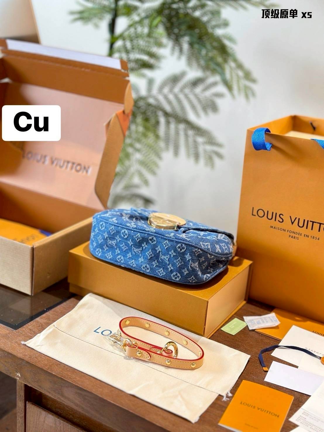 LV Sunset Denim Bag กระเป๋าสะพายไหล่ทรงสวย แรงมากฉุดไม่อยู่ กับกระแสคอลใหม่ lvremix ดีไซน์แบบตัวมัม y2k รูปทรง baguette สวยดูแพง ใบนี้ก็ฉ่ำสุดๆ