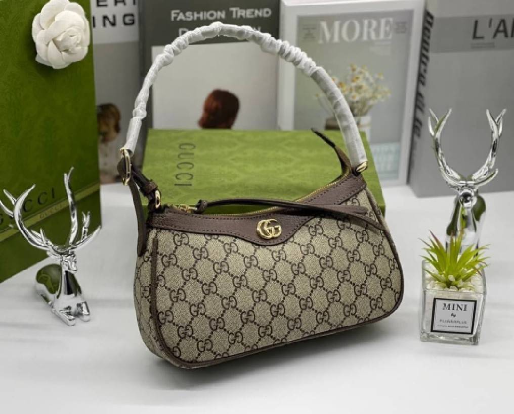 GUCCI Ophidia GG small handbag กระเป๋าสะพายไหล่ สุดคลาสสิกเข้าได้กับสาวๆ ทุกสไตล์ งานปั้มทุกจุดสวยน่าใช้ โทนสีใช้งานง่ายเป็นเอกลักษณ์แบรนด์ แมตช์กับเสื้อผ้าได้ง่าย เสริมลุคสาวมั่นได้ลงตัว