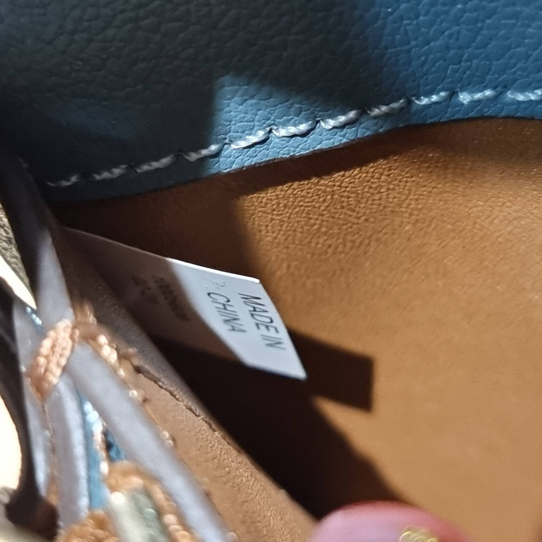 Tory Burch Bag / TORY BURCH ELEANOR SMALL CONVERTIBLE SHOULDER BAG ฮอตไอเท็ม รุ่นนี้ขายดีขายหมด สวยหรู คุณหนู ผู้ดี!! หายากมากแล้วน้า กระเป๋าสะพายข้าง ดีไซน์อยู่ทรง ขนาดกำลังสะดวกใช้