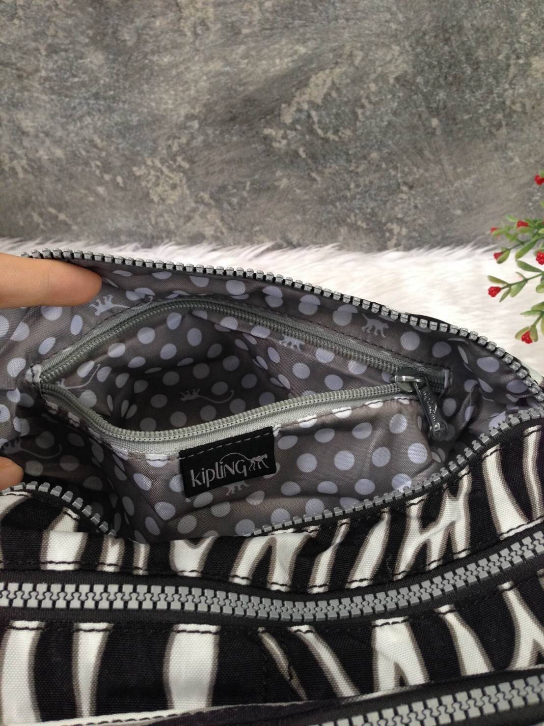 🎄กระเป๋าสะพาย KIPLING รุ่น Reth วัสดุไนล่อนคุณภาพดี มาพร้อมดีไซน์ทันสมัย และสามารถใช้งานได้อย่างดี เข้ากับทุกการแต่งตัว โดดเด่นด้วยพื้นที่ภายในและช่องต่างๆ ที่ให้คุณจัดเก็บของสำคัญได้ครบถ้วน ไม่ว่าจะเป็นมือถือ ปากกา หรือไอเท็มจำเป็นของคุณ สายสามาร