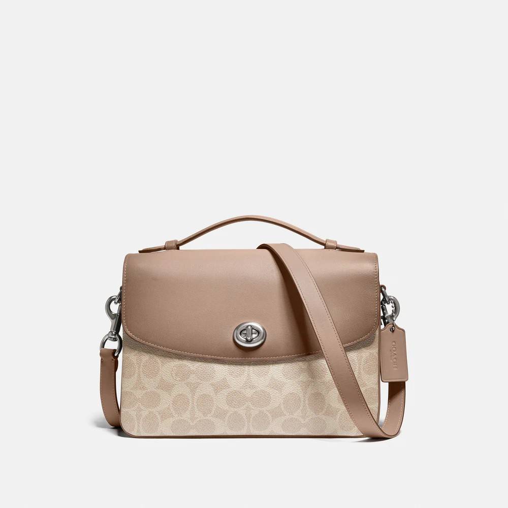 COACH 68349 CASSIE CROSSBODY IN SIGNATURE CANVAS เรียบหรู ดูดี ก็ต้องไอเท็มนี้ไม่อยากให้พลาด!! พาสเทลละมุนมากๆ สะพายแล้วดูแพงมากๆ สวยเลิศ กระเป๋าถือ/สะพายข้าง วัสดุหนังแคนวาสสลับหนังแท้ เปิด-ปิดด้วยตัวบิดล็อคแน่นหนา ภายในแบ่งสัดส่วนอย่างดี ใส่ของได้ครบสบา