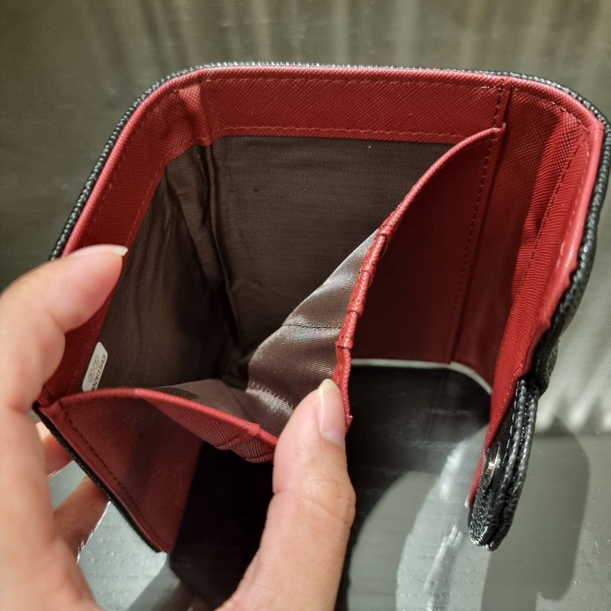 VIP 】มาแล้วจ้า!! รุ่นแนะนำ!! ฮิตติดใจสาวๆ!! กระเป๋าสตางค์ใบสั้นรุ่นฝาพับ จาก Chanel premium for gift เรียบหรู ดูไฮน์ วัสดุหนังสังเคราะห์ลายคาร์เวีย ด้านในเป็นหนังซาฟเฟียโน่ เปิด-ปิดด้วยกระดุมแม่เหล็ก ภายในกระเป๋ามีช่องใส่บัตร ใส่ธนบัตรได้ ดีไซน์เรียบหรูตา