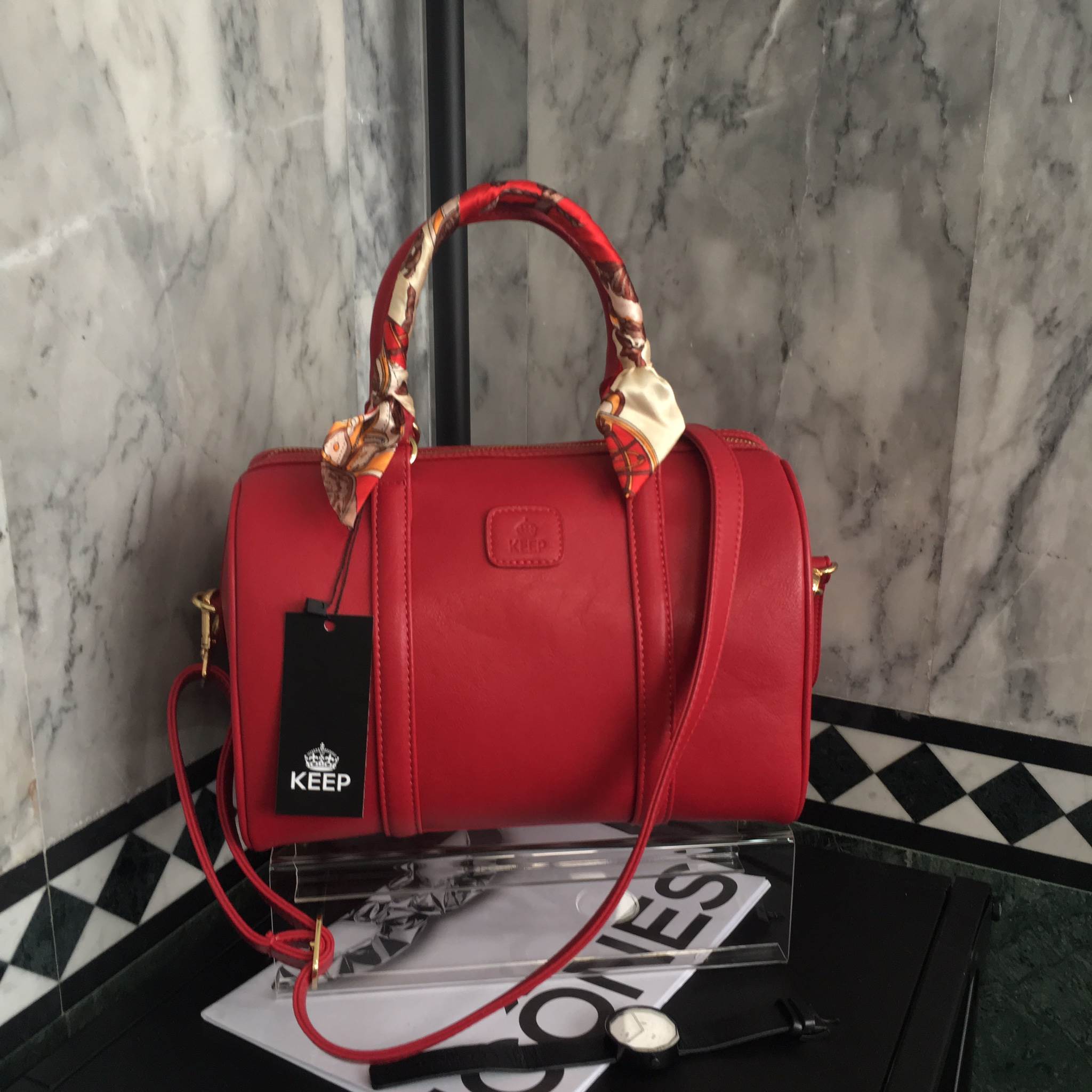 รุ่นใหม่ล่าสุด หนังแกะสวยมากคะ สีเข้าใหม่ >> REDRED รุ่น KEEP sheep leather Pillow bag สวย น่ารัก ขนาดตอบทุกโจทย์การใช้งาน เห็นแล้ว #หลงรักเลยคะ ตัวกระเป๋าขนาดกำลังดี จุของคุ้ม หนังแกะ สวยมาก ดูแลรักษาง่าย ประดับด้วยผ้าพันหูกระเป๋า ทำให้กระเป๋าเก๋ ข